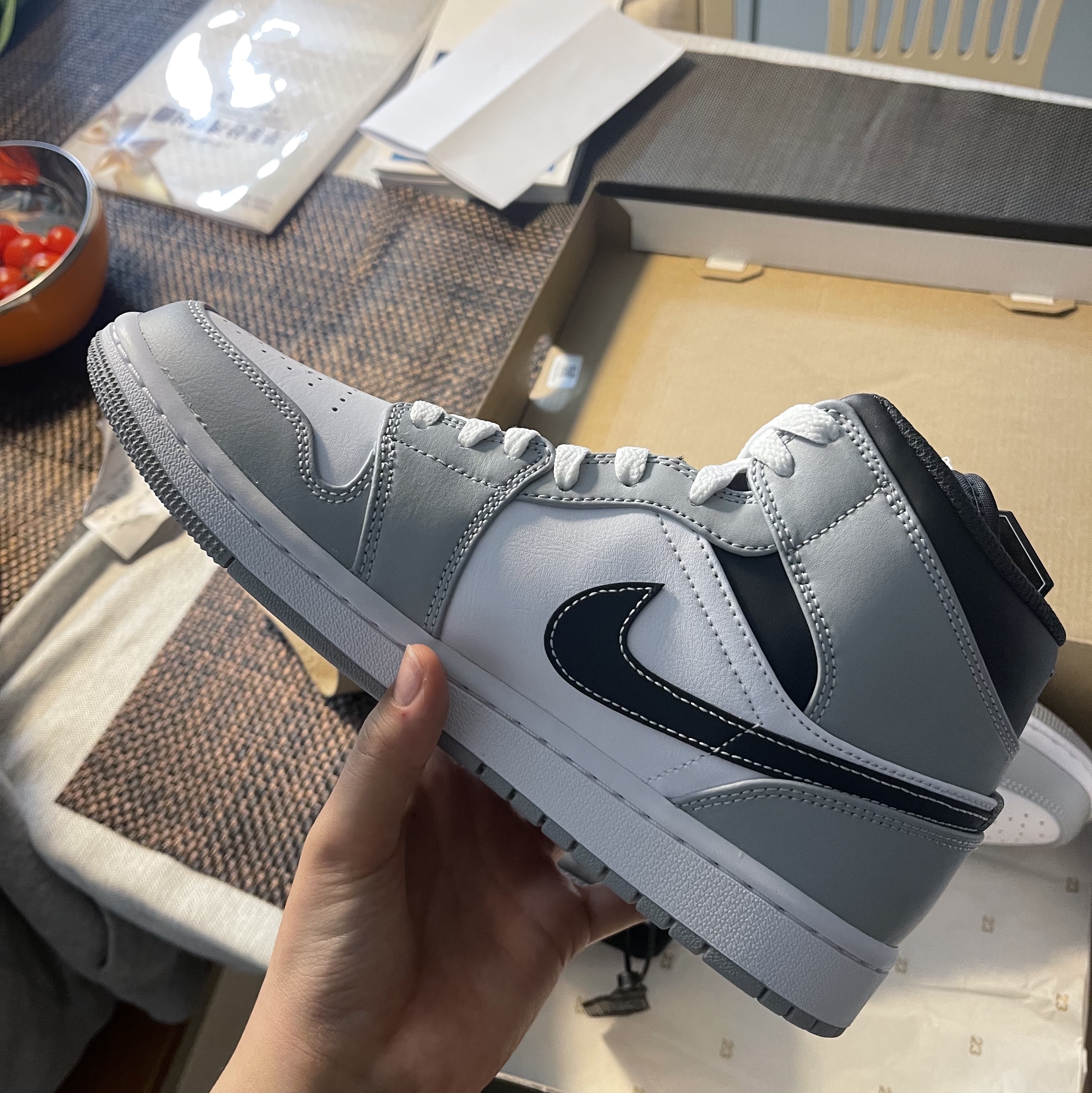 Jordan 1 Mid Light Smoke Grey Anthracite 착용 스타일 - 1