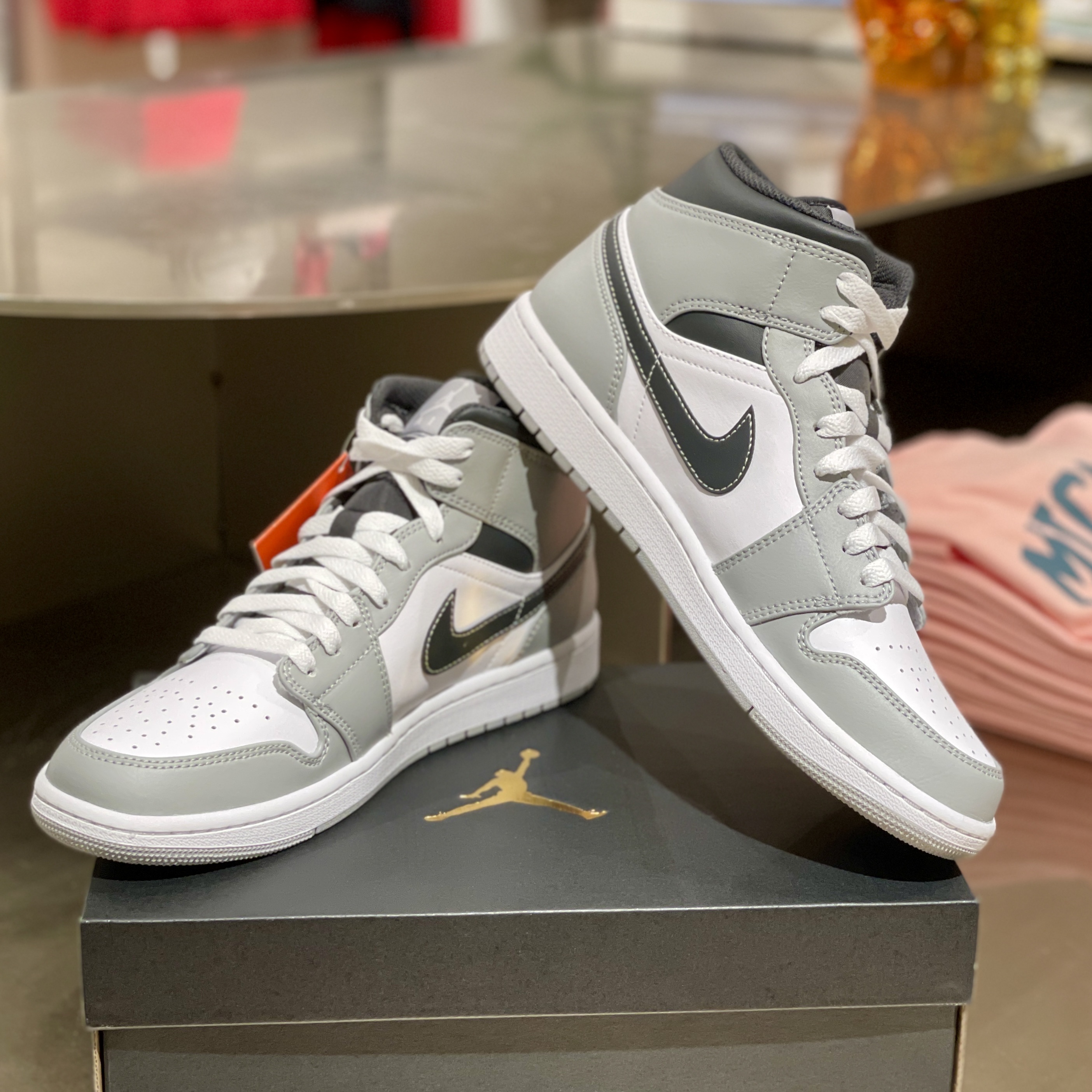 Jordan 1 Mid Light Smoke Grey Anthracite 착용 스타일 - 1