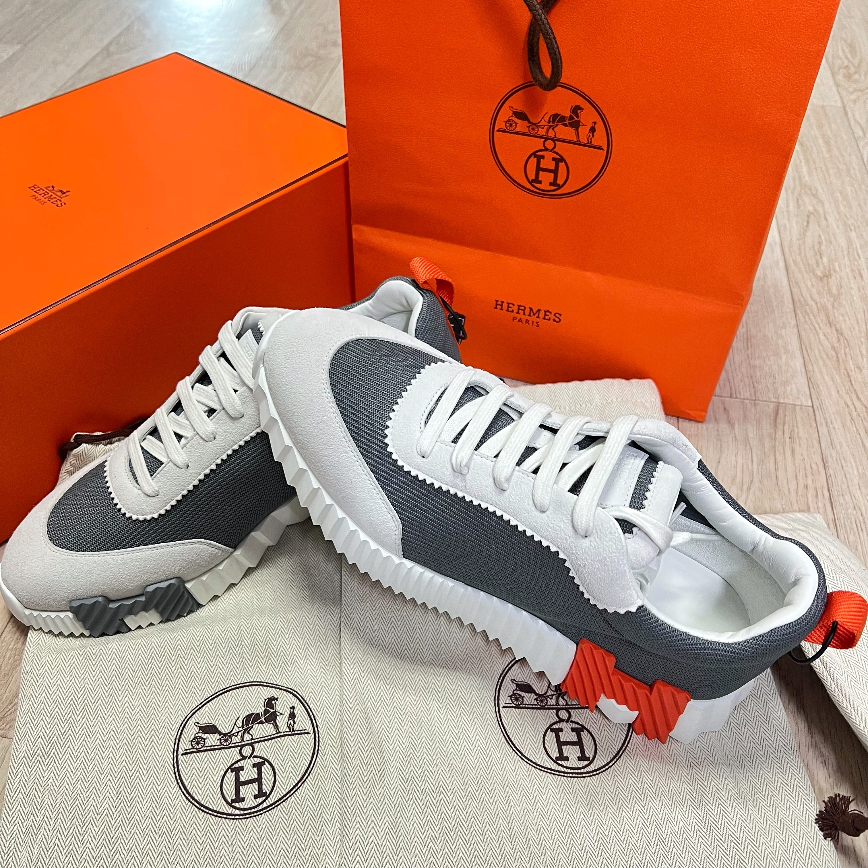 Hermes Bouncing Sneakers Canvas Suede Goatskin & Multicolore Gris Fonce 착용 스타일