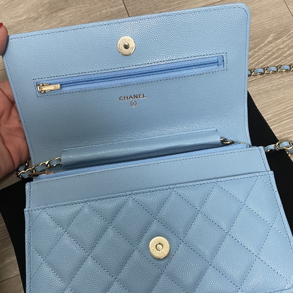 Chanel Classic Wallet On Chain Grained Calfskin & Gold Light Blue 착용 스타일 - 2