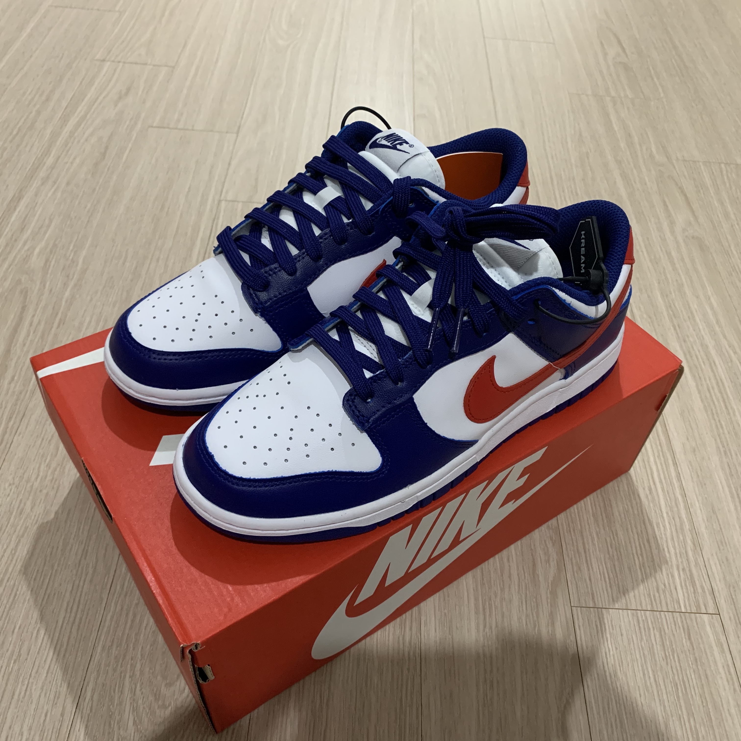 (W) Nike Dunk Low White and University Red 착용 스타일 - 1