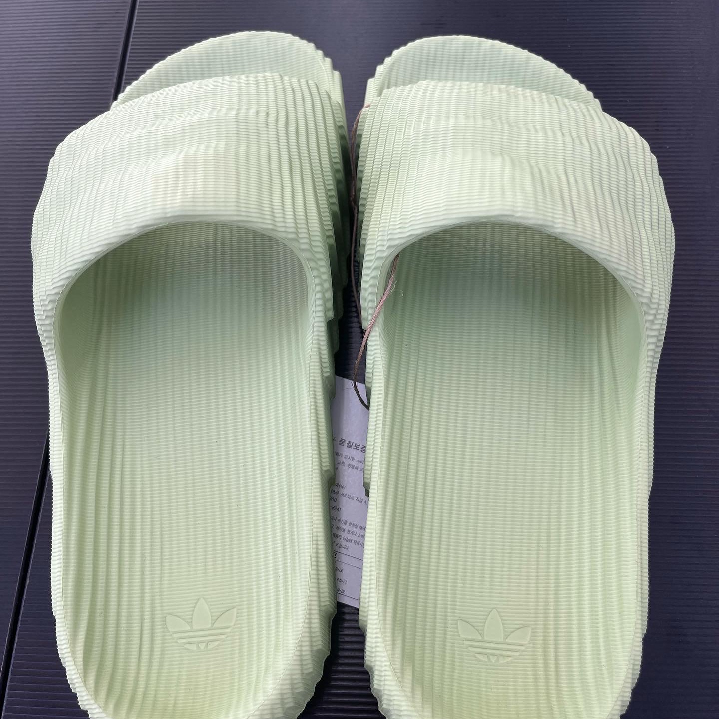 Adidas Adilette 22 Magic Lime 착용 스타일 - 1