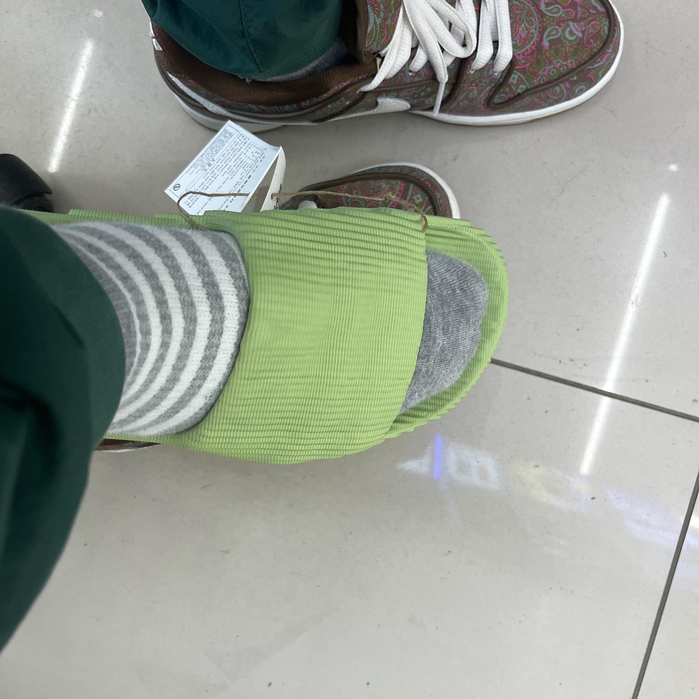 Adidas Adilette 22 Magic Lime 착용 스타일 - 2