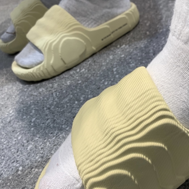 Adidas Adilette 22 Desert Sand 착용 스타일