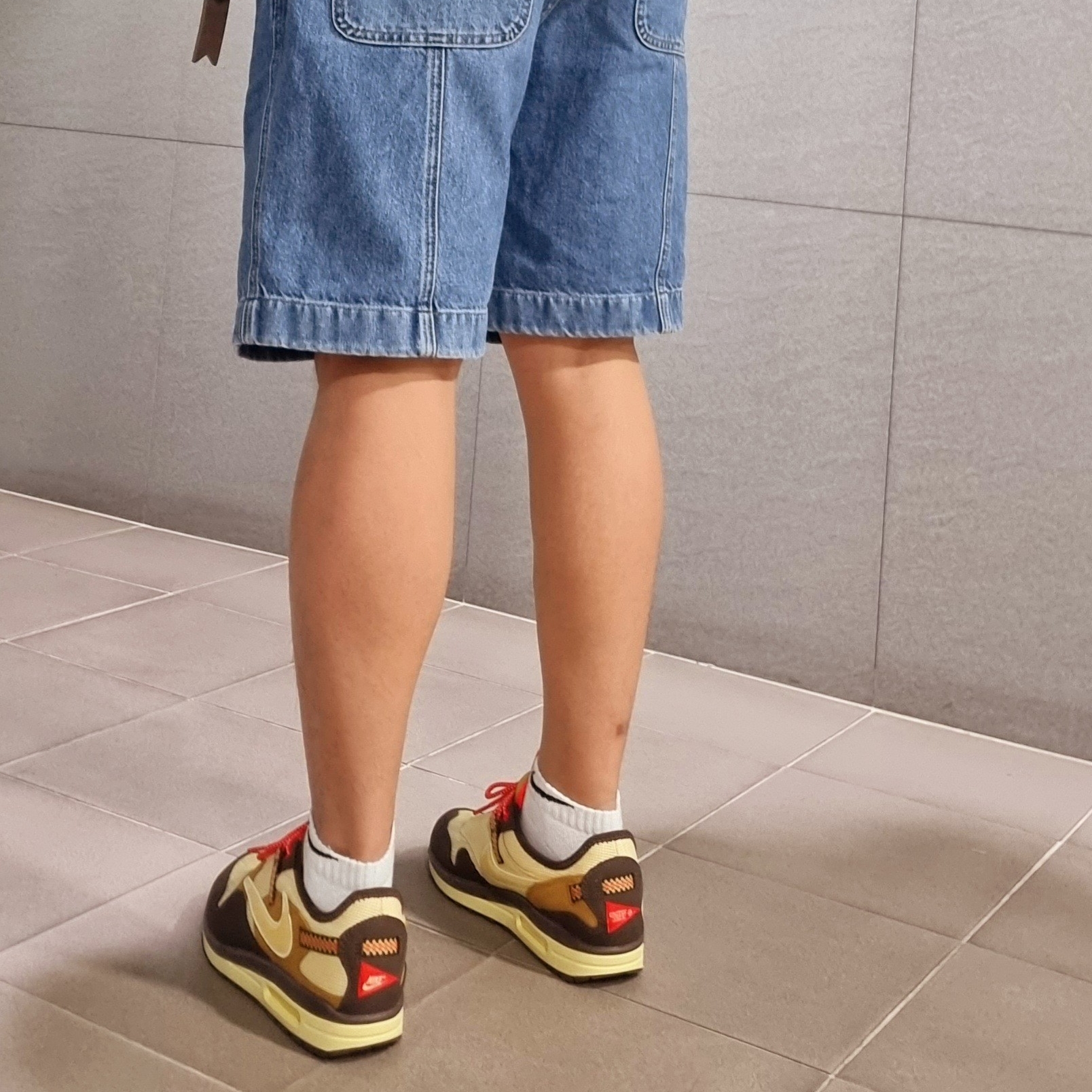 Nike x Travis Scott Air Max 1 Cact.us Brown 착용 스타일 - 1