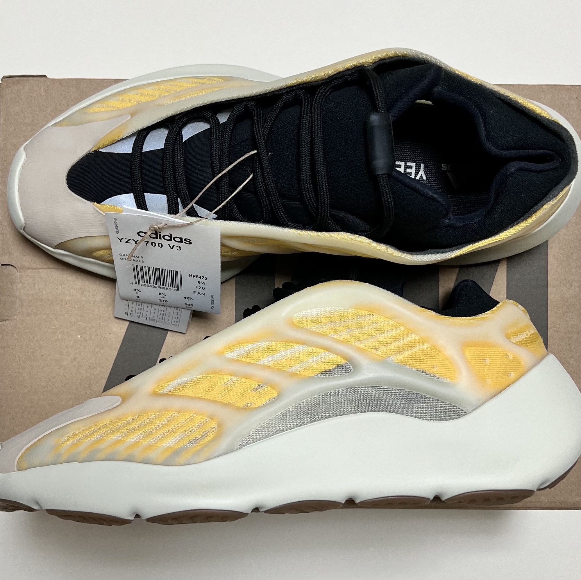 Adidas Yeezy 700 V3 Mono Safflower 착용 스타일 - 2