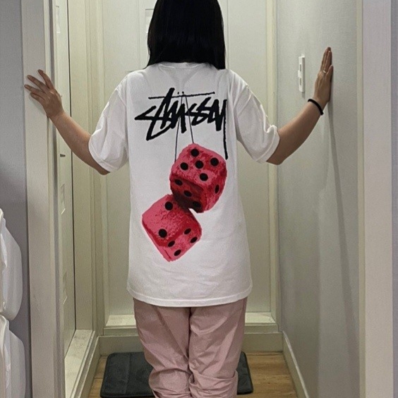 Stussy Fuzzy Dice T-Shirt White 착용 스타일