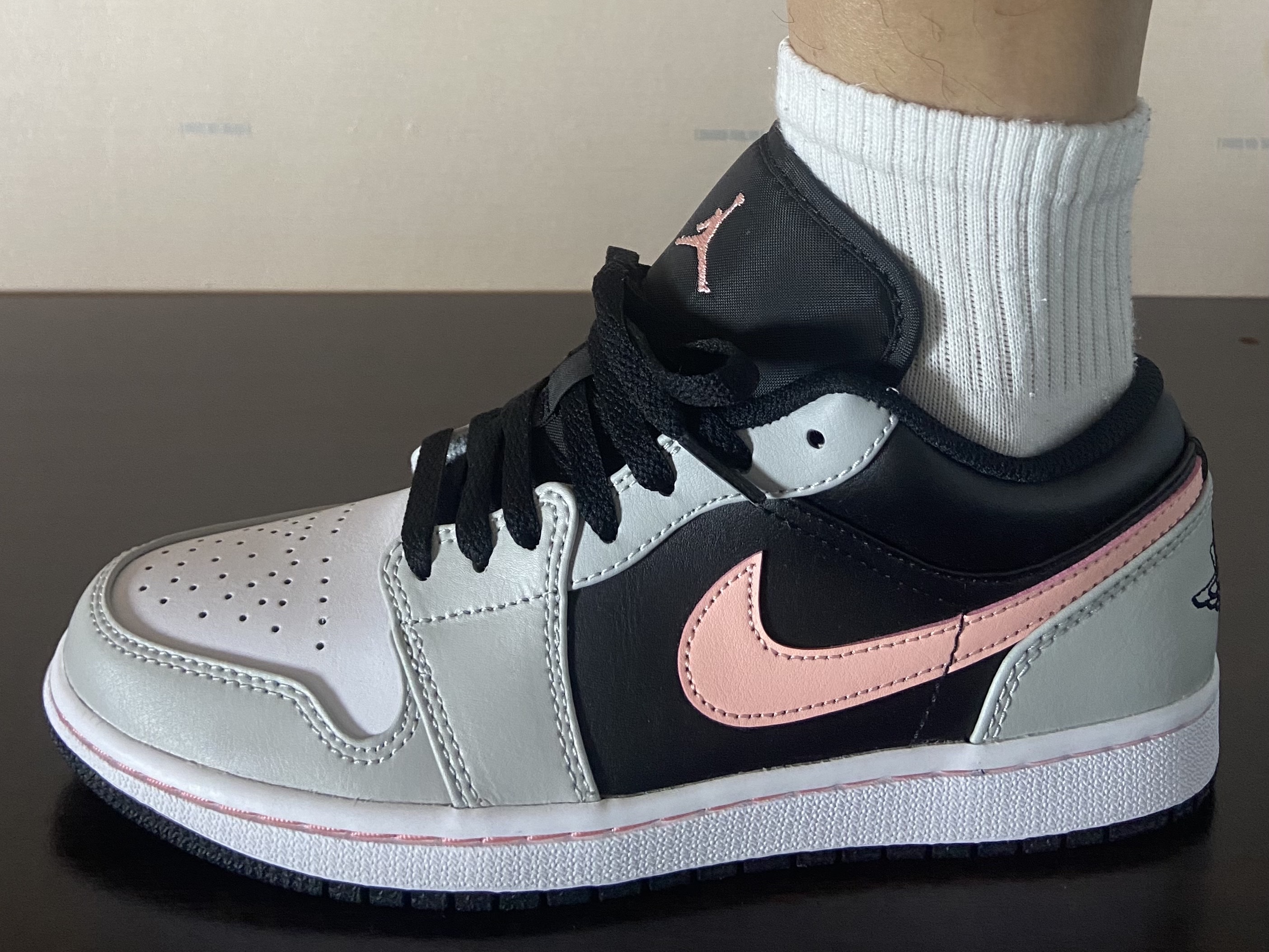 Jordan 1 Low Grey Fog Black Bleached Coral 착용 스타일