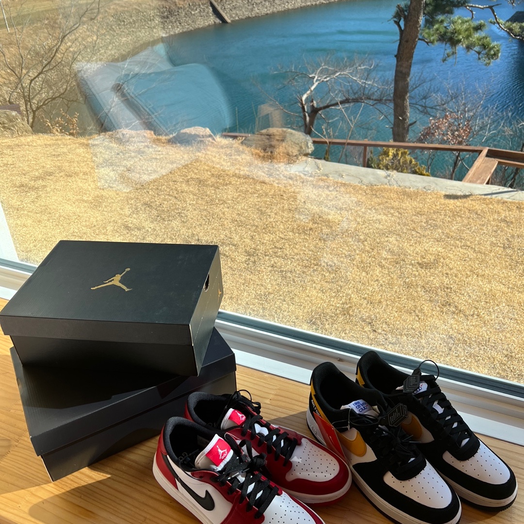 Jordan 1 Low Golf Chicago, Nike Air Force 1 '07 LV8 Athletic Club Black Dark Sulfur 착용 스타일