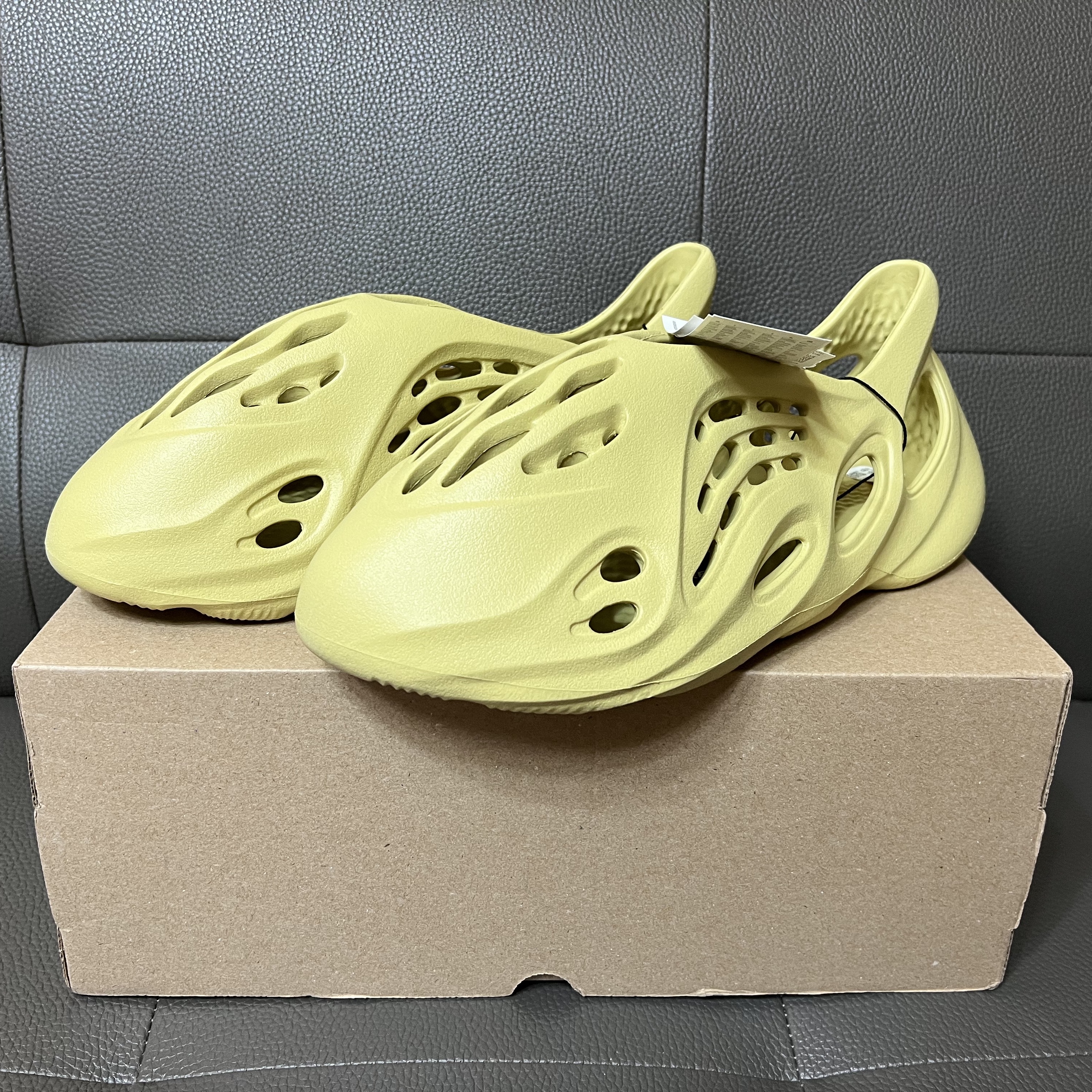 Adidas Yeezy Foam RNNR Sulfur 착용 스타일