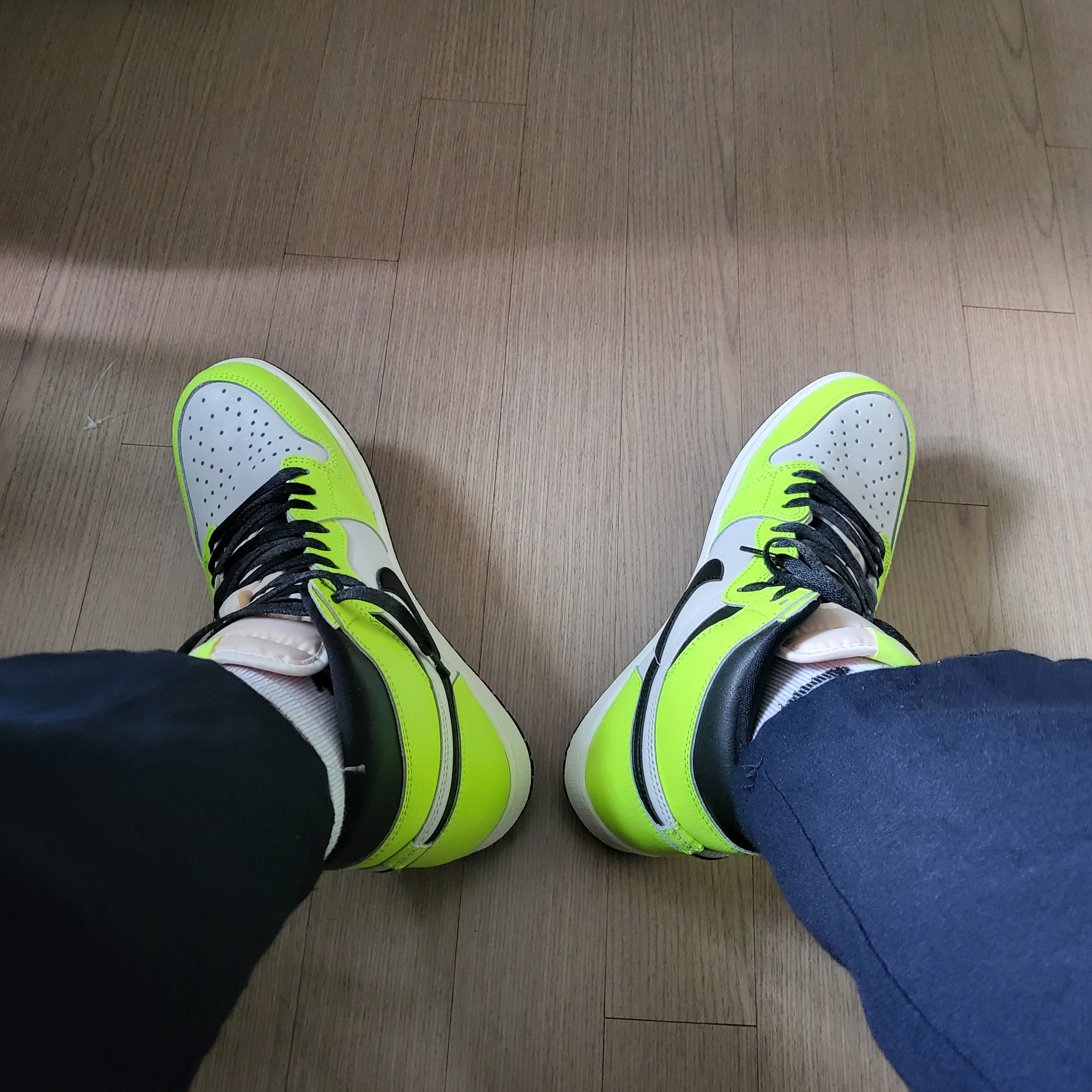 Jordan 1 Retro High OG Volt 착용 스타일 - 3