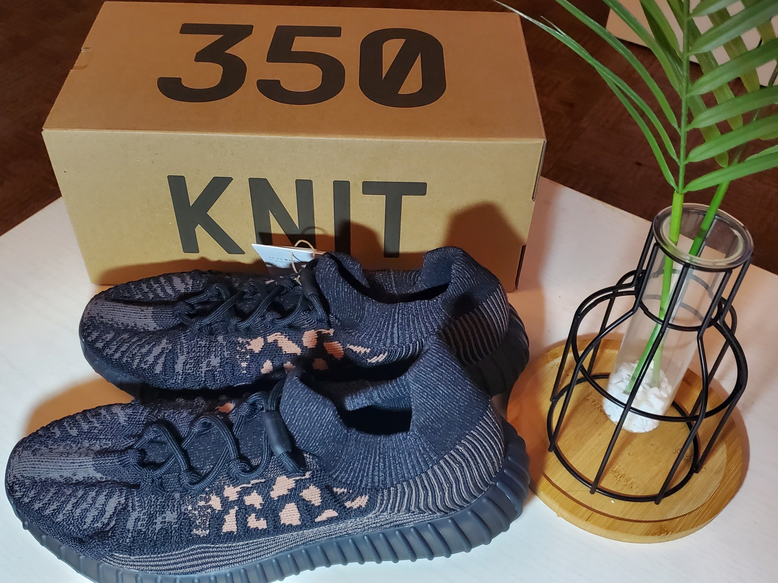 Adidas Yeezy 350 V2 CMPCT Slate Carbon 착용 스타일 - 1