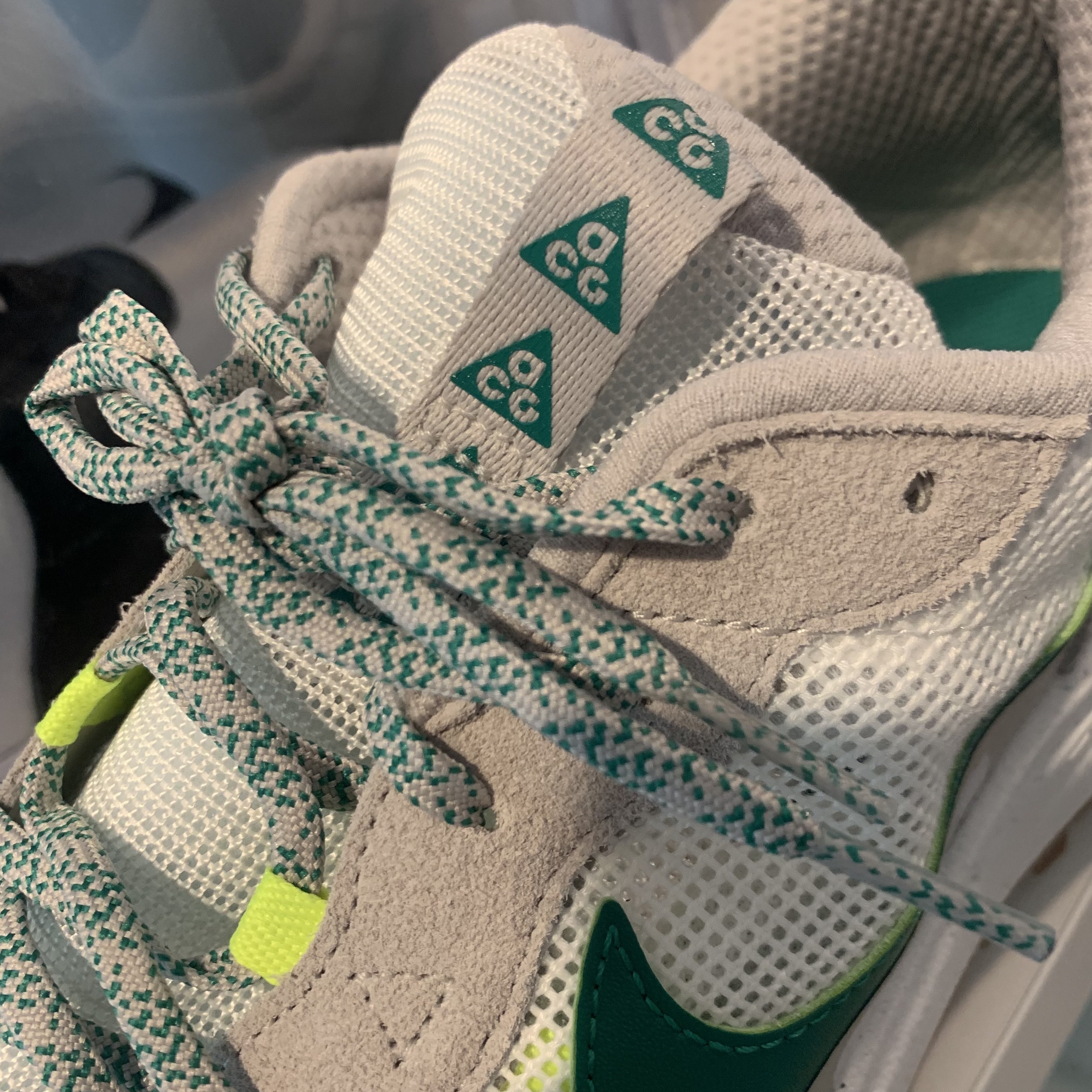 Nike ACG Lowcate Light Iron Ore 착용 스타일 - 1
