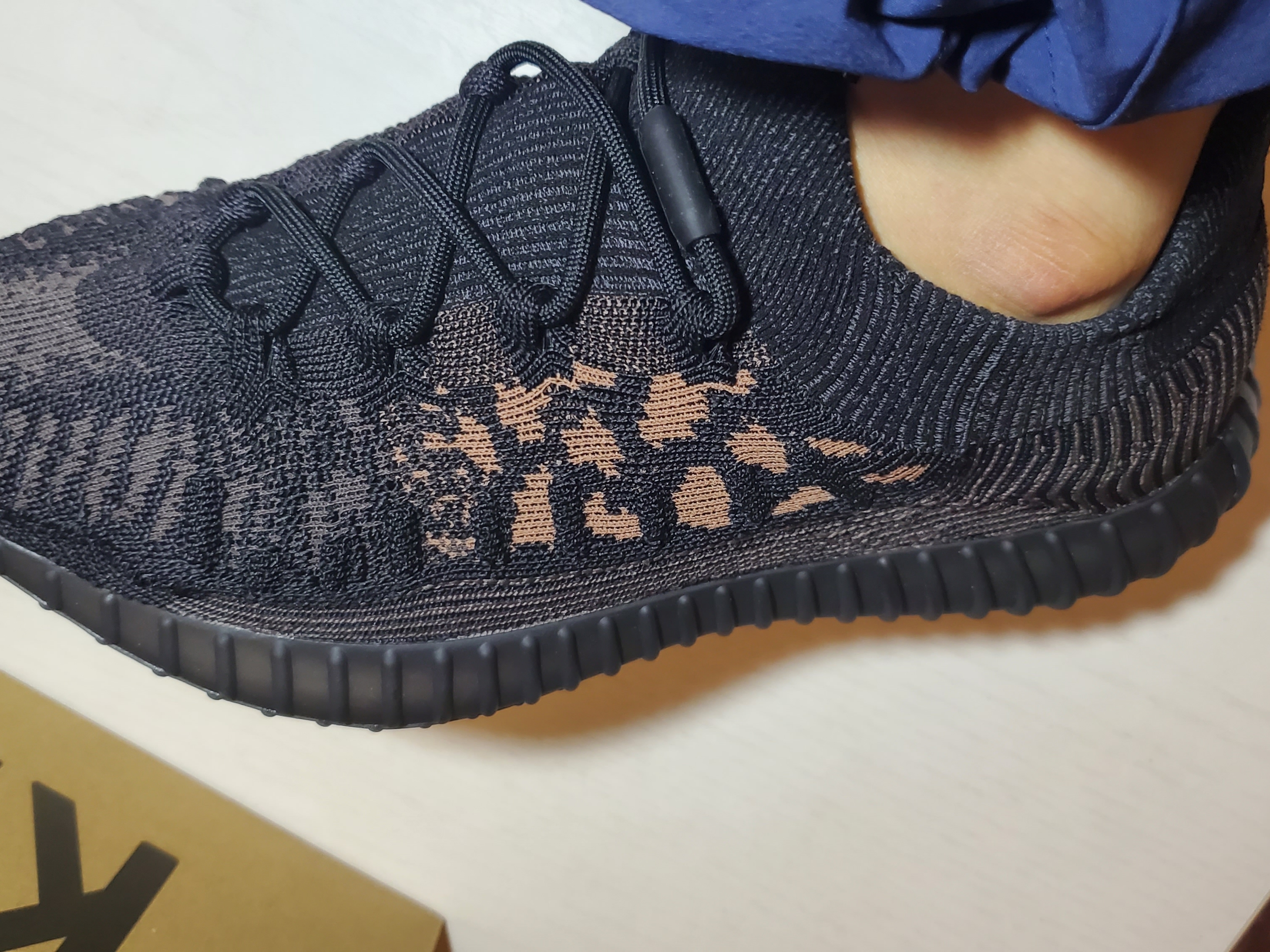 Adidas Yeezy 350 V2 CMPCT Slate Carbon 착용 스타일 - 3
