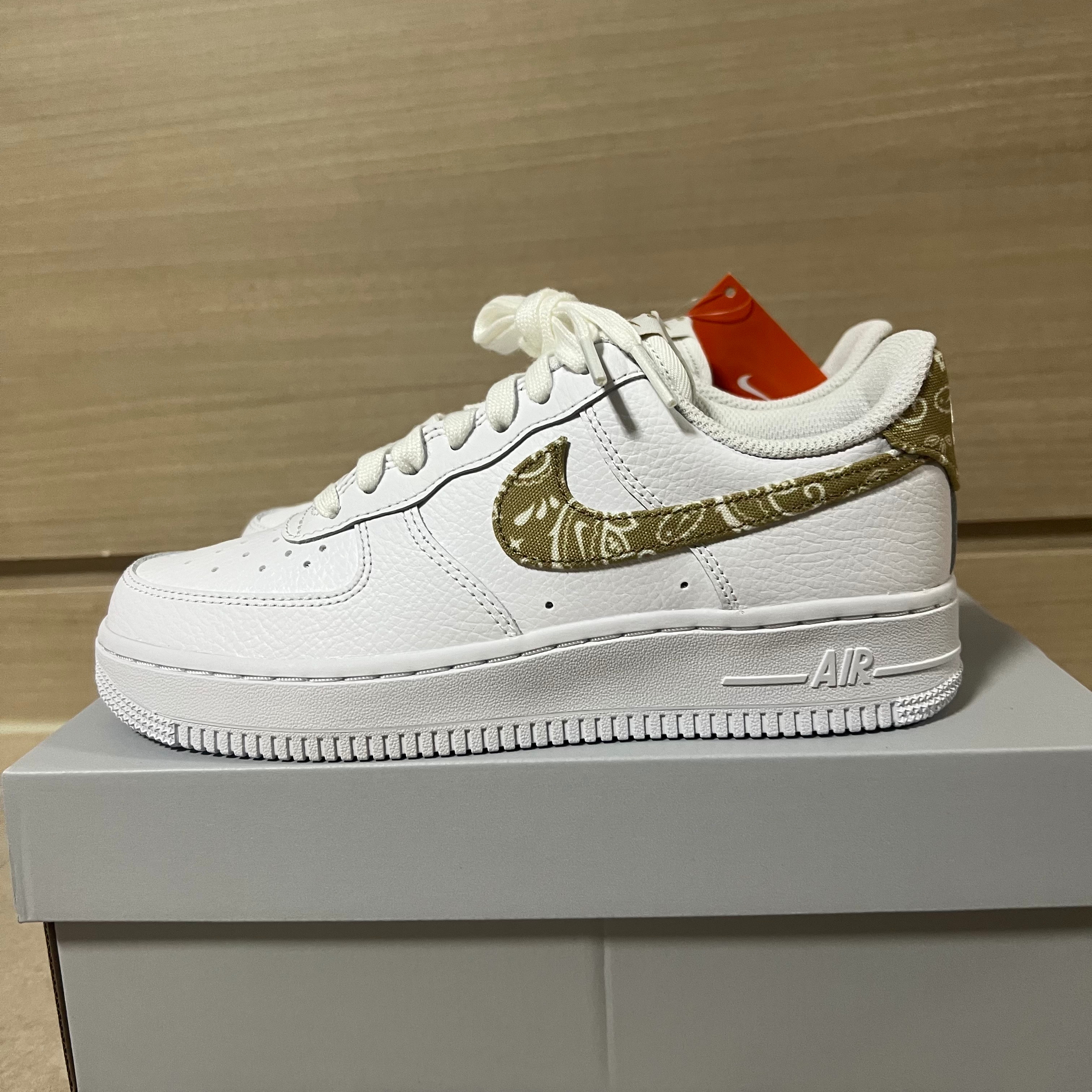 (W) Nike Air Force 1 '07 Essential White Barely 착용 스타일 - 3