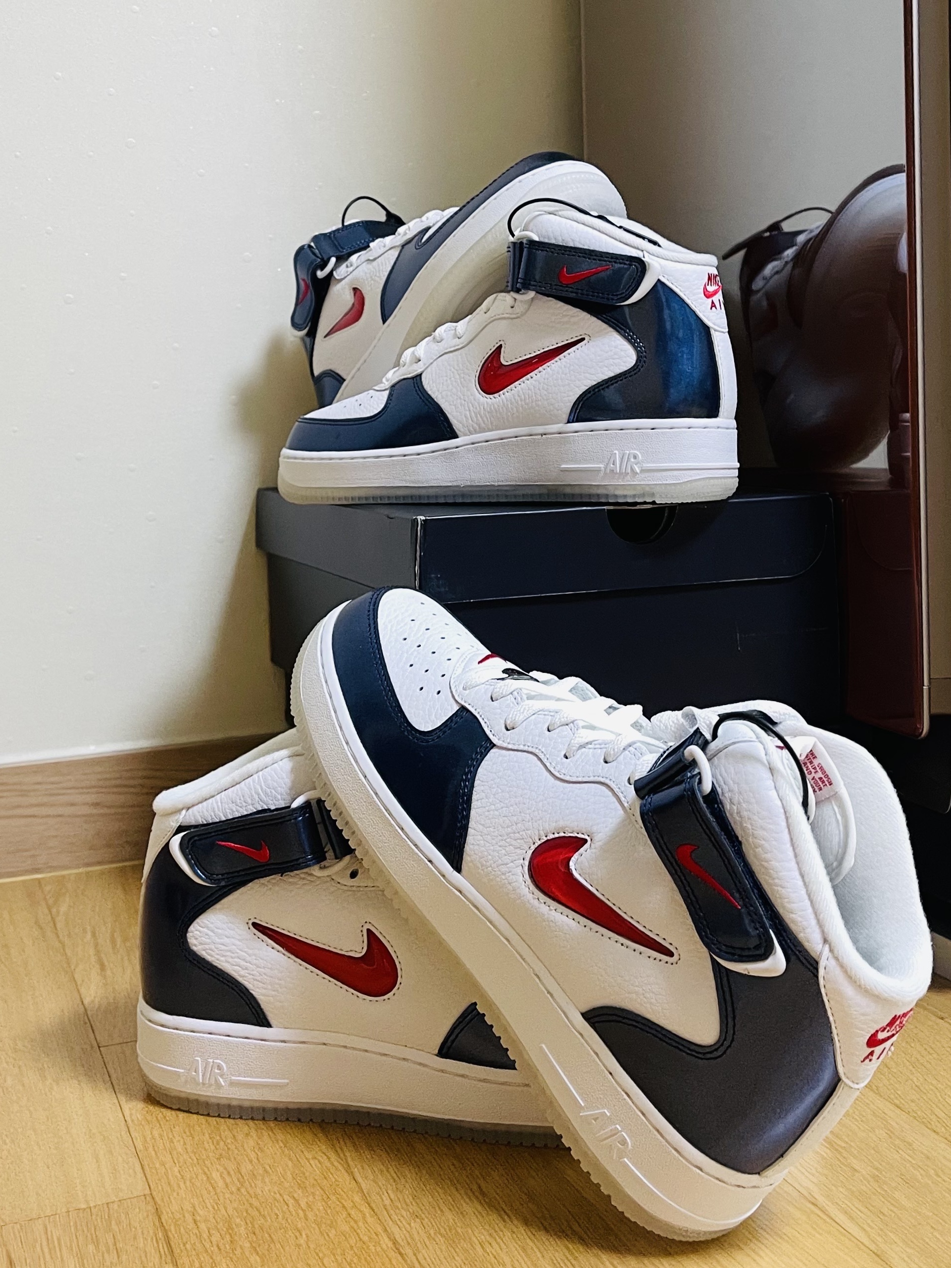 Nike Air Force 1 Mid QS University Red and Midnight Navy 착용 스타일