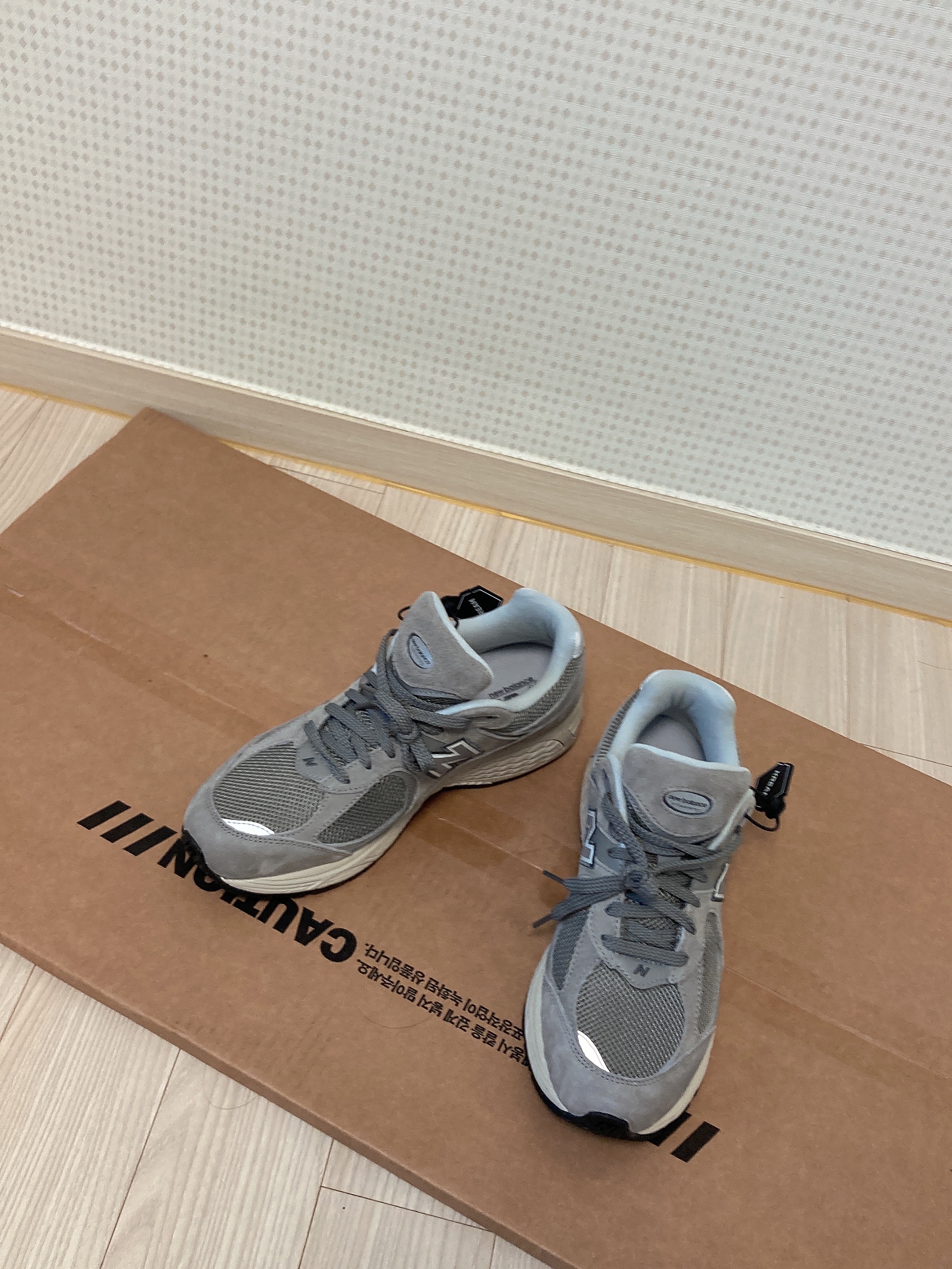 New Balance 2002R Grey 착용 스타일 - 5