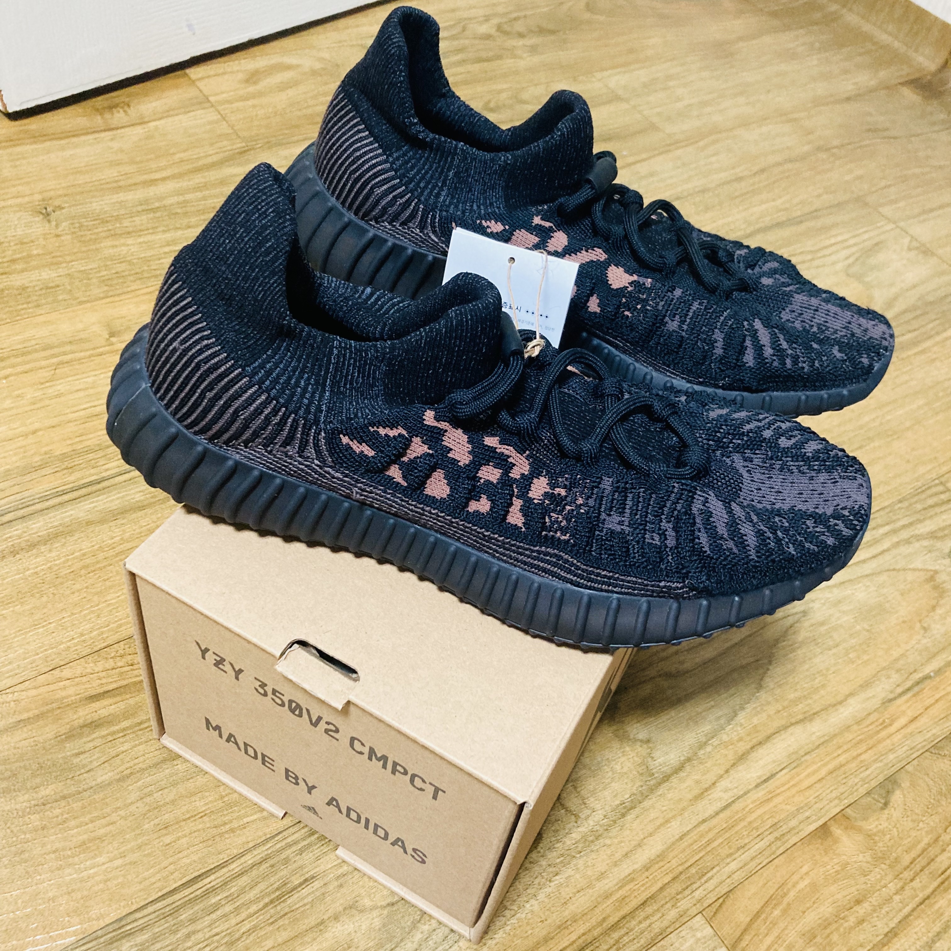 Adidas Yeezy 350 V2 CMPCT Slate Carbon 착용 스타일 - 1