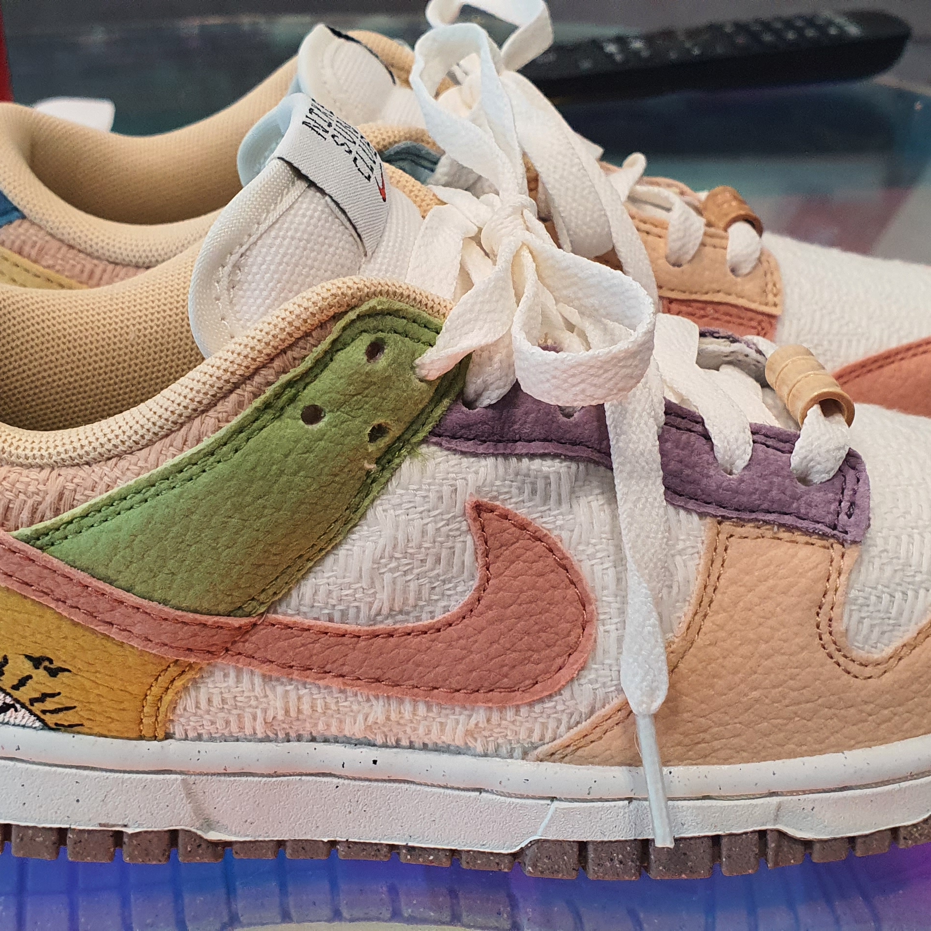 (W) Nike Dunk Low SE Sun Club Sanded Gold 착용 스타일 - 1
