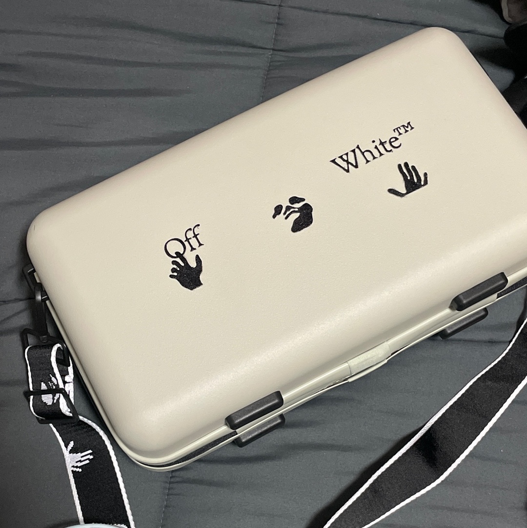 Off-White x Amore Pacific Protection Box (Without Cosmetics) 착용 스타일 - 2