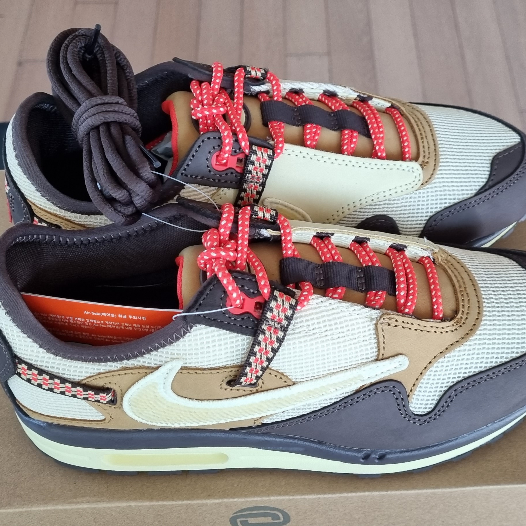 Nike x Travis Scott Air Max 1 Cact.us Brown 착용 스타일 - 1