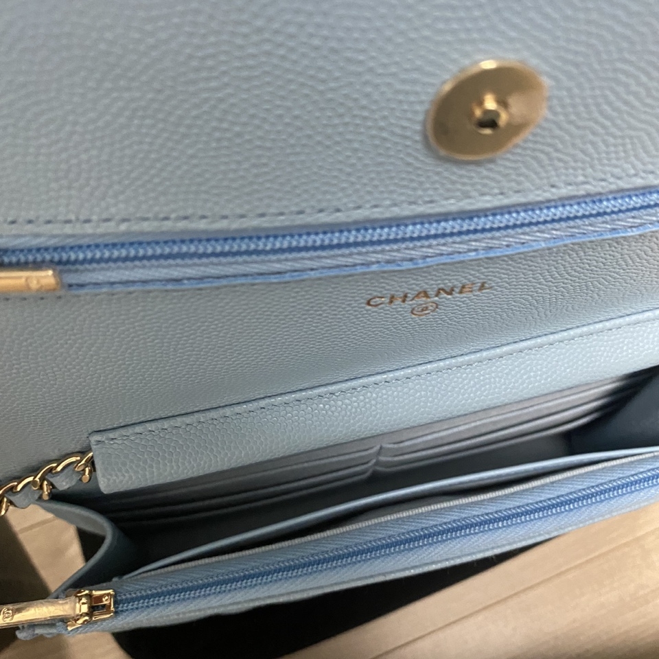 Chanel Classic Wallet On Chain Grained Calfskin & Gold Light Blue 착용 스타일 - 5