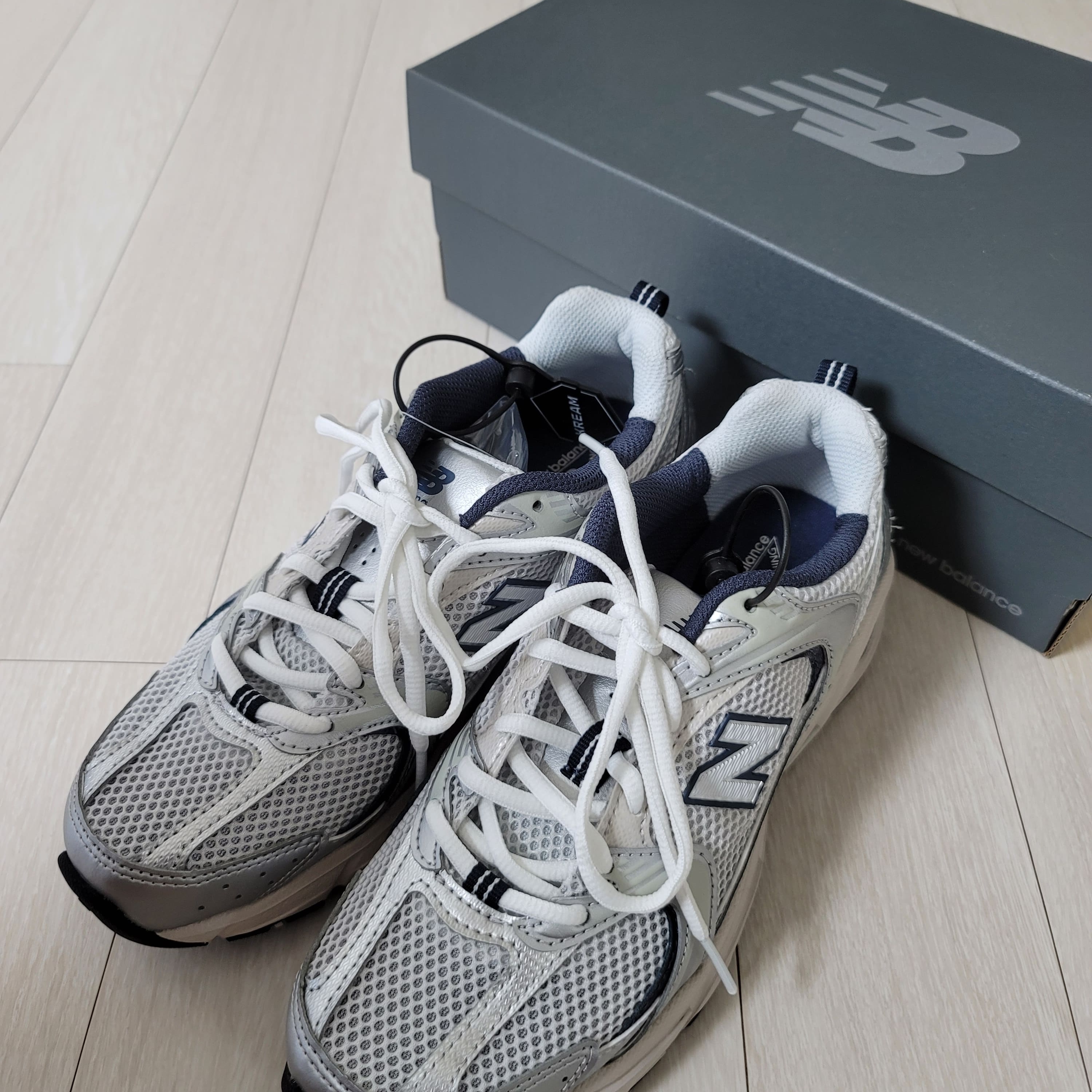 New Balance 530 Steel Grey 착용 스타일 - 1