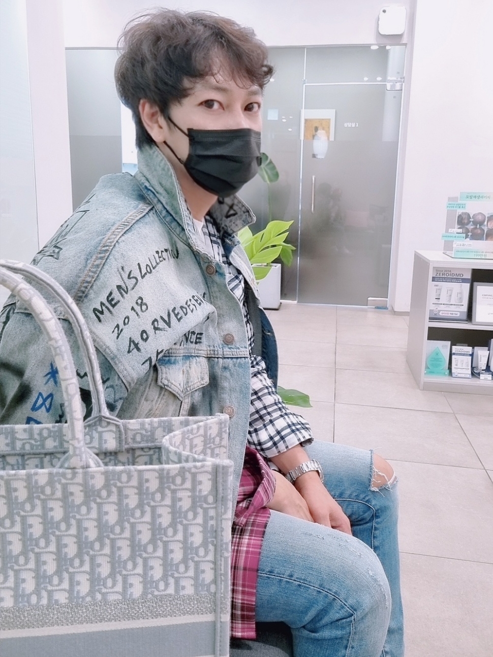 Dior Large Book Tote Blue Dior Oblique Embroidery 착용 스타일