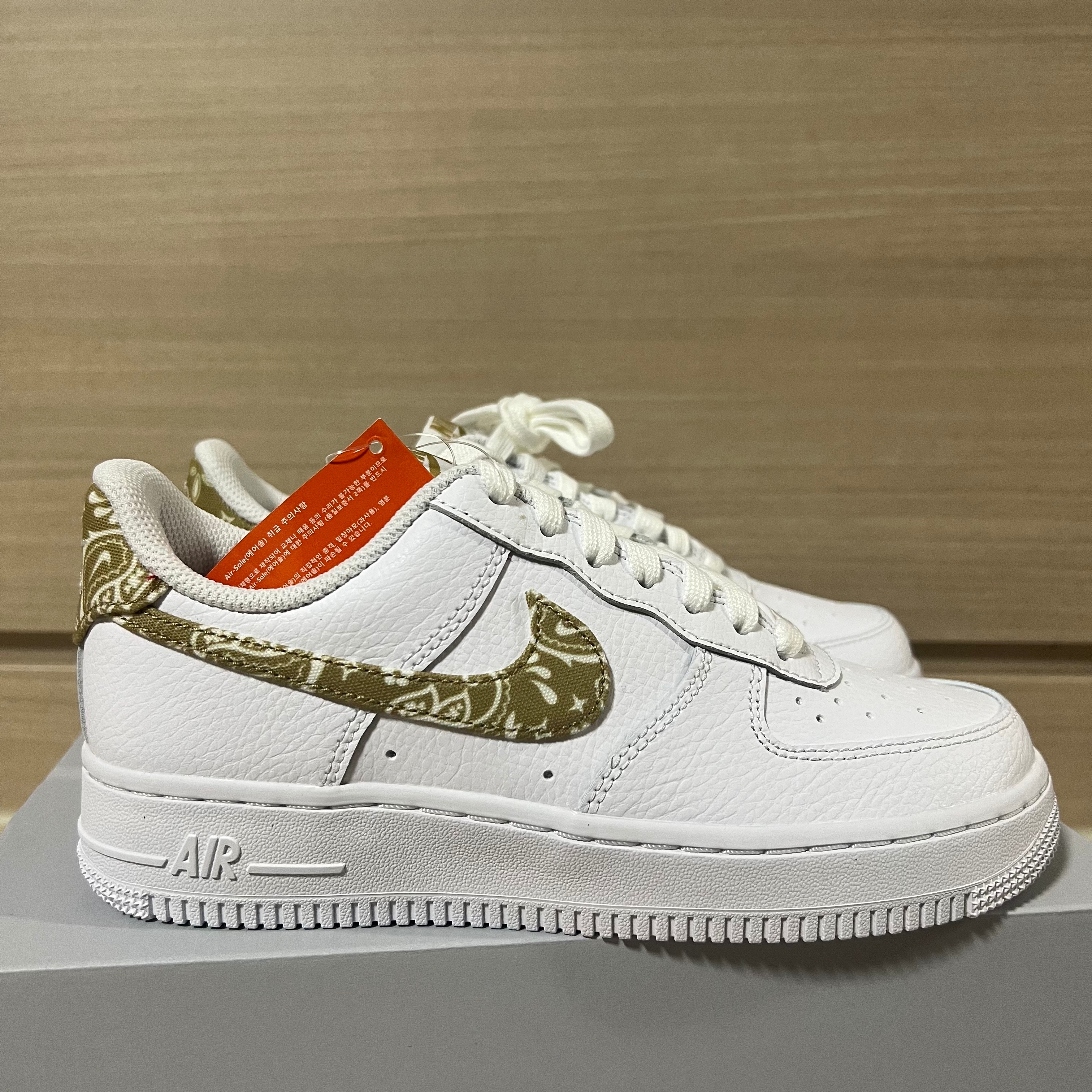 (W) Nike Air Force 1 '07 Essential White Barely 착용 스타일 - 5