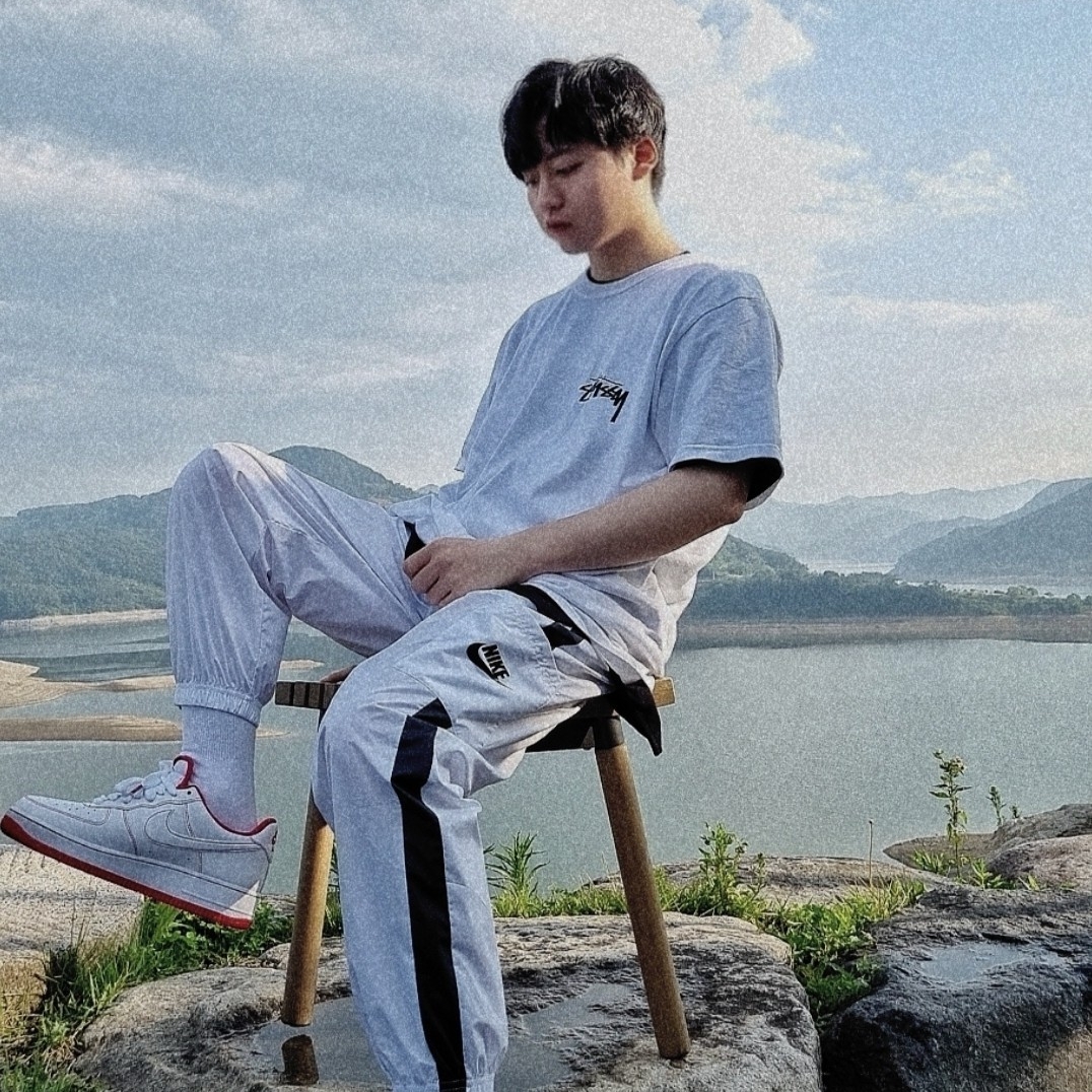 Nike Air Force 1 '07 First Use White Team Red, Stussy Fuzzy Dice T-Shirt White 착용 스타일