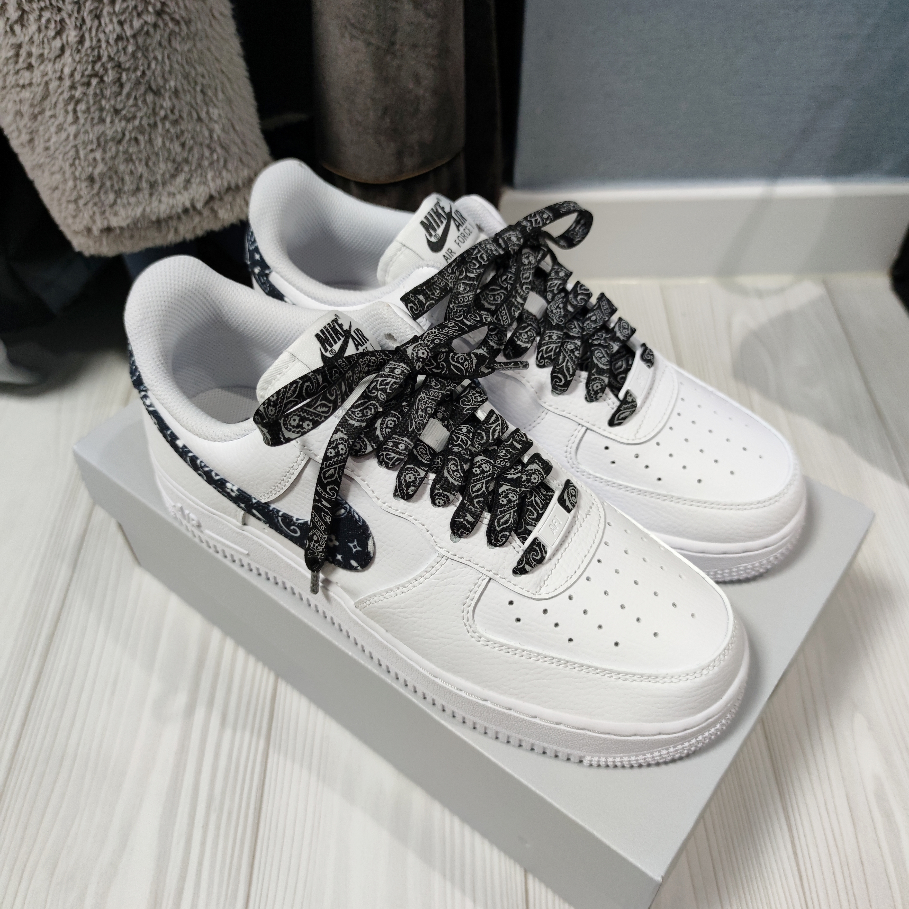 (W) Nike Air Force 1 '07 Essential Paisley Swoosh White Black 착용 스타일 - 1