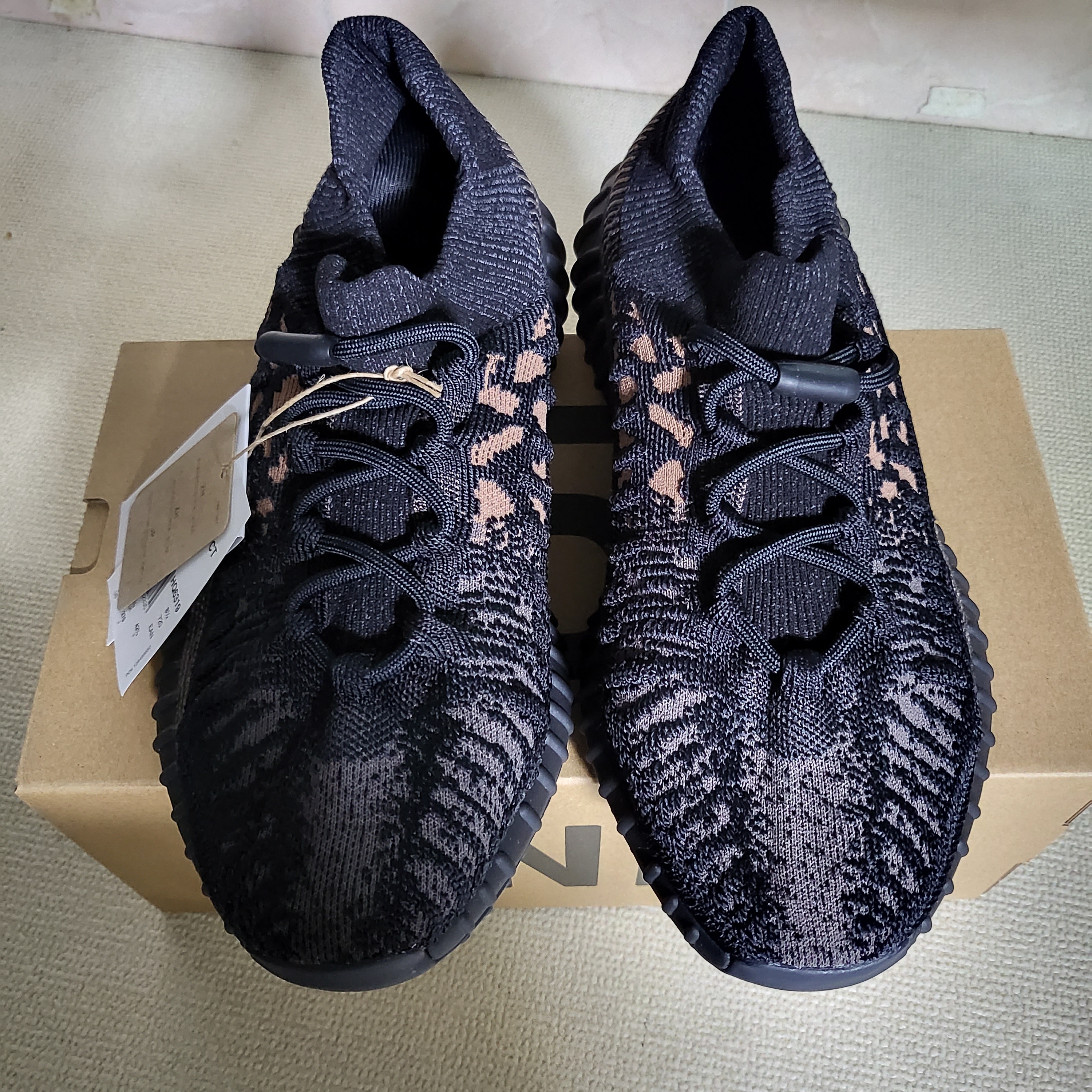 Adidas Yeezy 350 V2 CMPCT Slate Carbon 착용 스타일 - 1