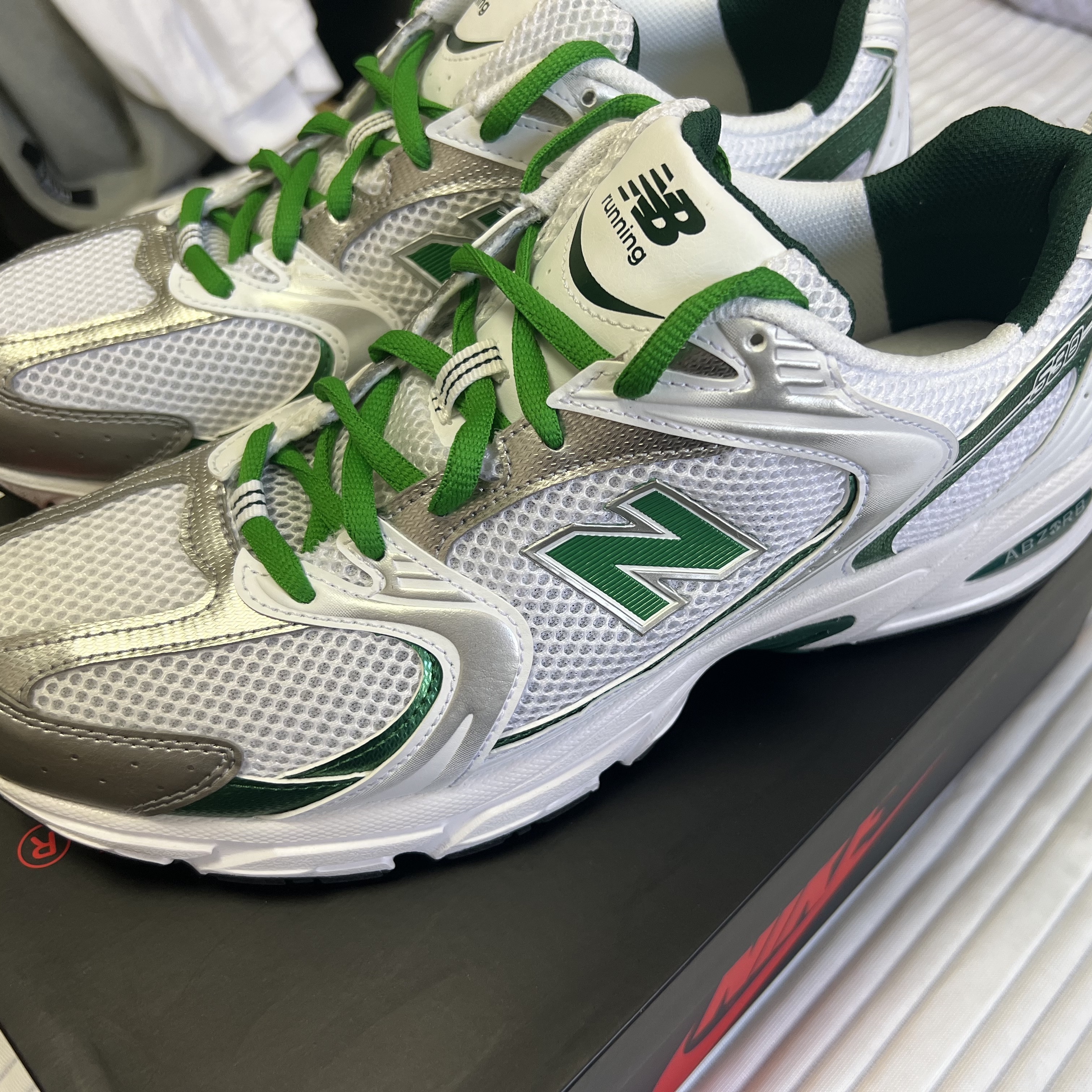 New Balance 530 White Nightwatch Green 착용 스타일