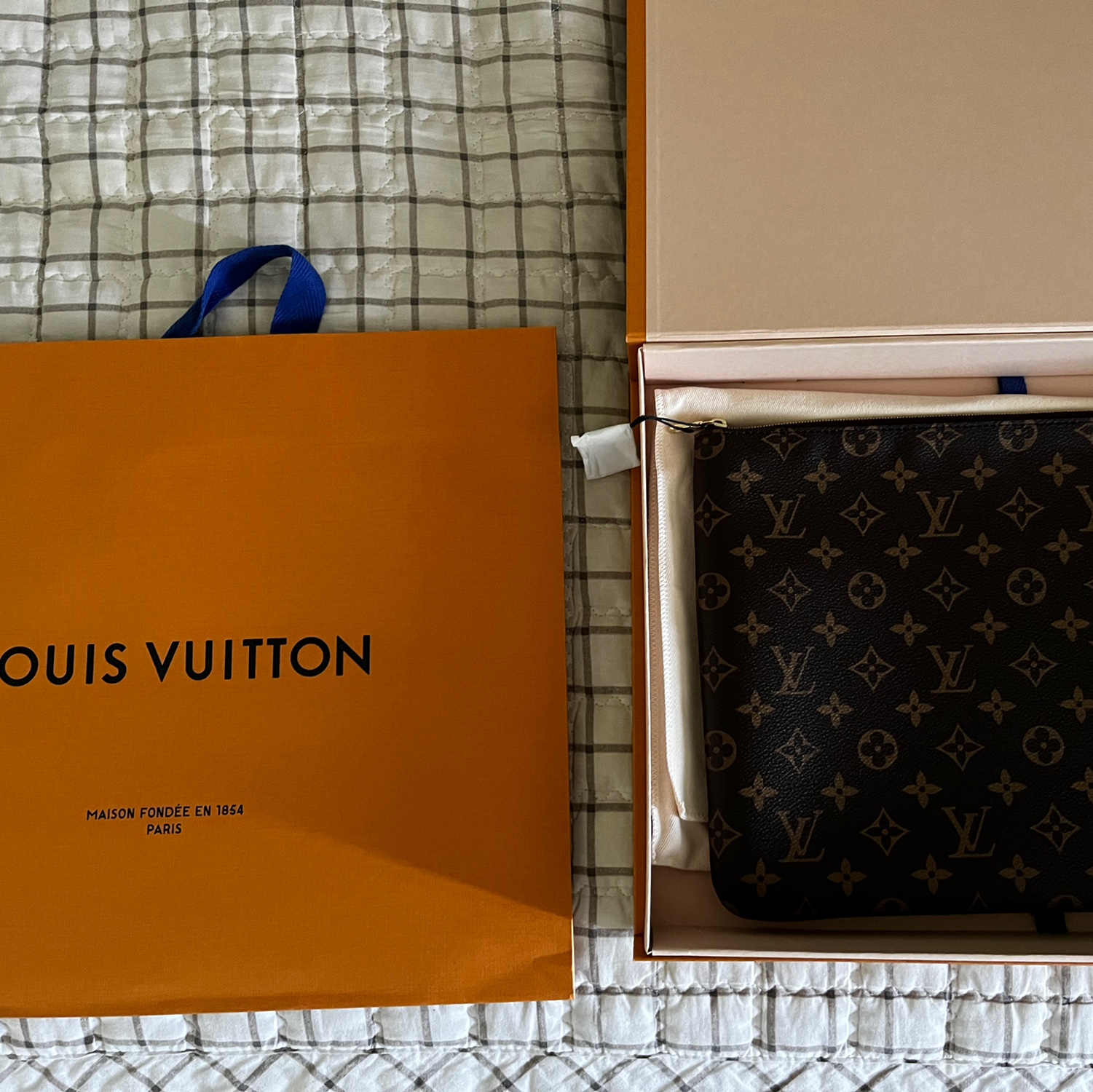 Louis Vuitton Etui Voyage MM Monogram 착용 스타일