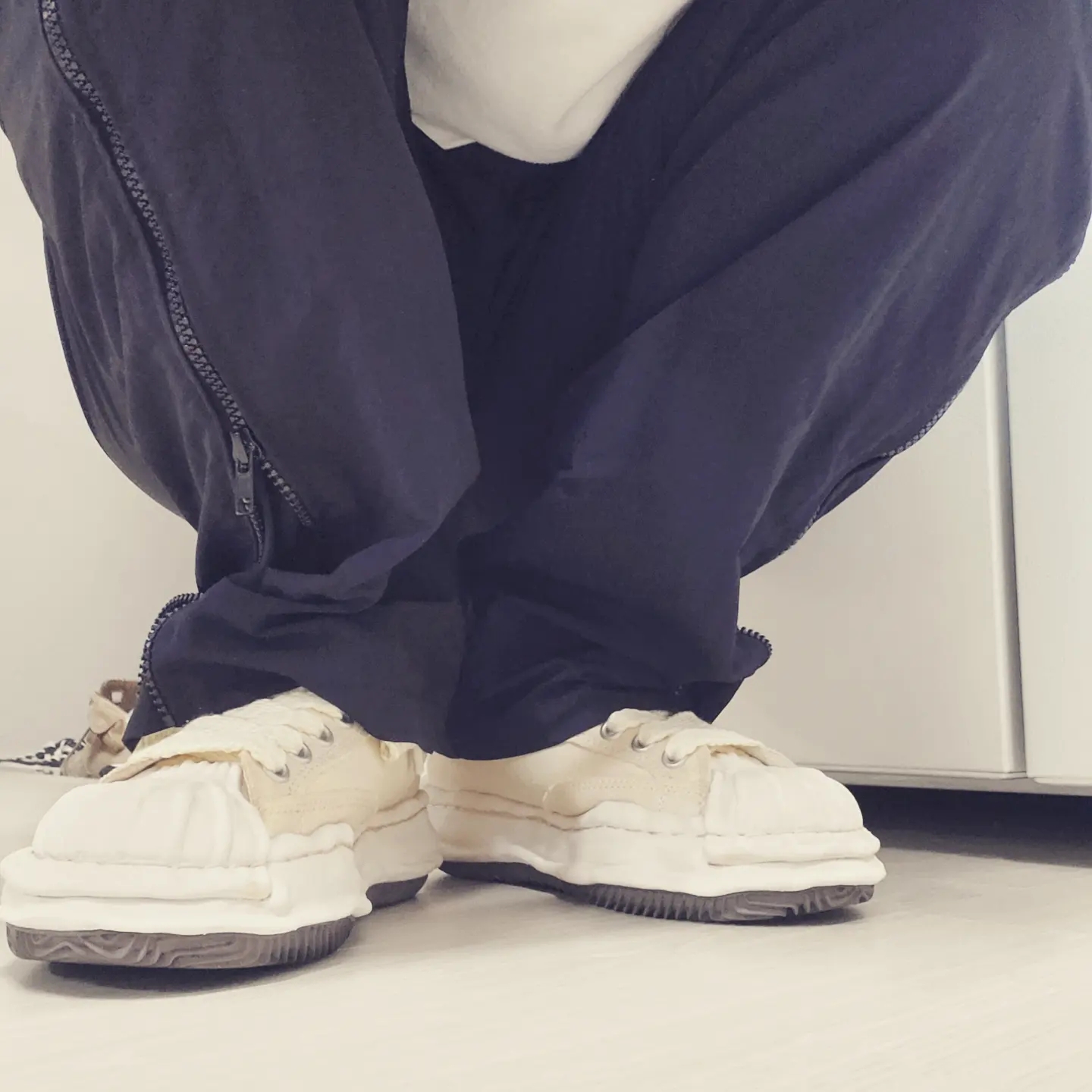 Maison Mihara Yasuhiro Blakey OG STC Sole OD Canvas Low-top Sneakers White 착용 스타일 - 1