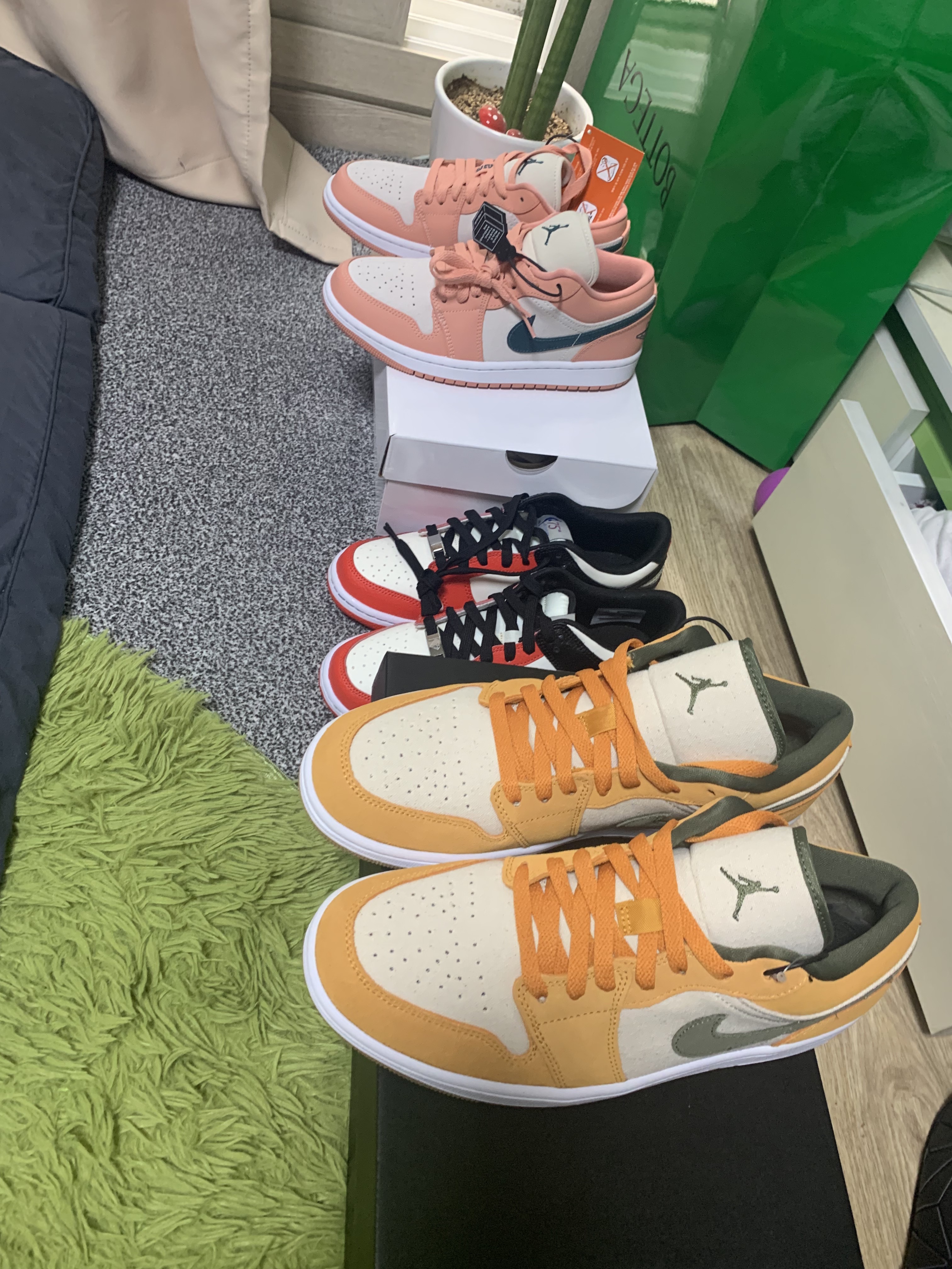 (W) Jordan 1 Low Light Madder Root, (GS) Nike x NBA Dunk Low Black and Chile Red 착용 스타일