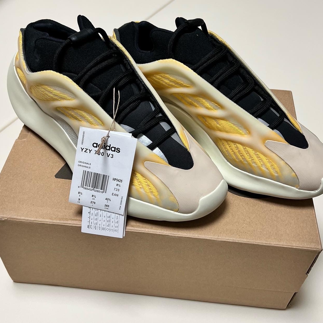 Adidas Yeezy 700 V3 Mono Safflower 착용 스타일 - 1