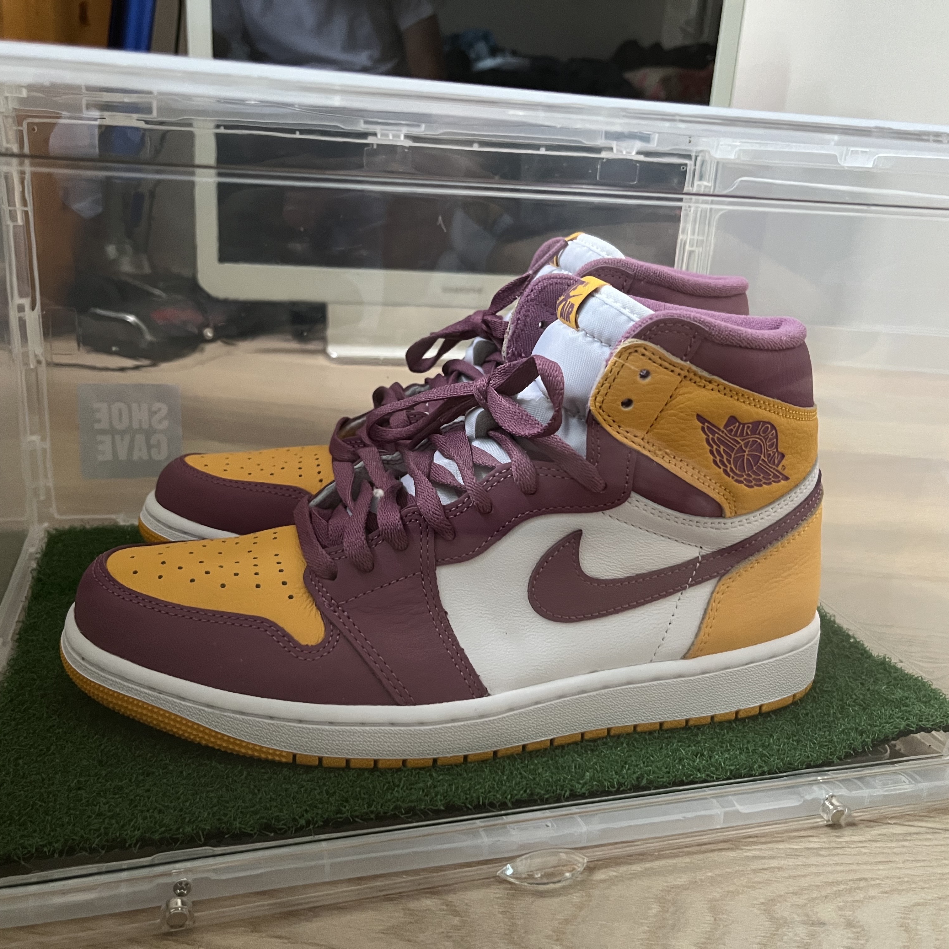 Jordan 1 Retro High OG University Gold Light Bordeaux 착용 스타일 - 2