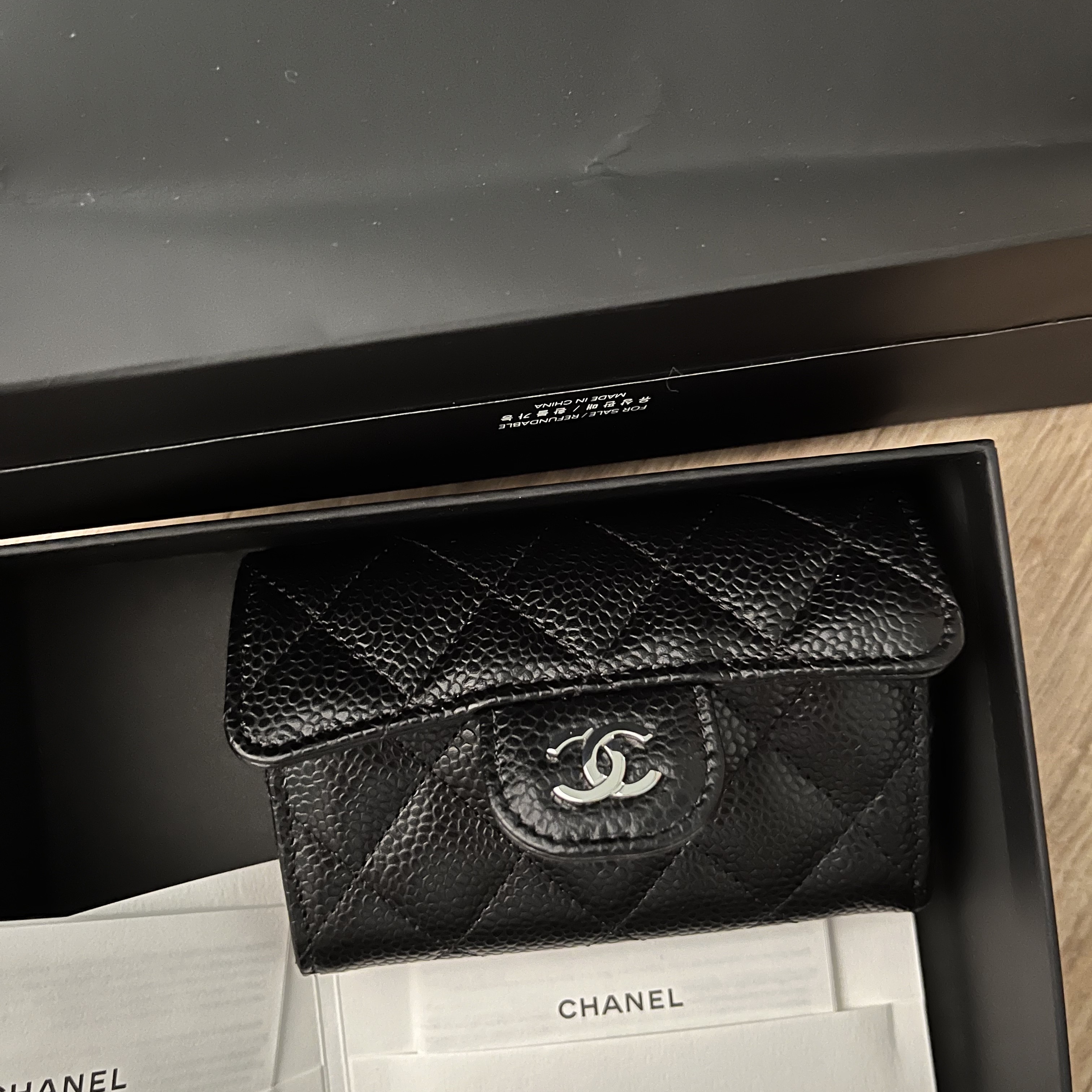 Chanel Classic Card Holder Grained Calfskin & Silver Black 착용 스타일 - 1