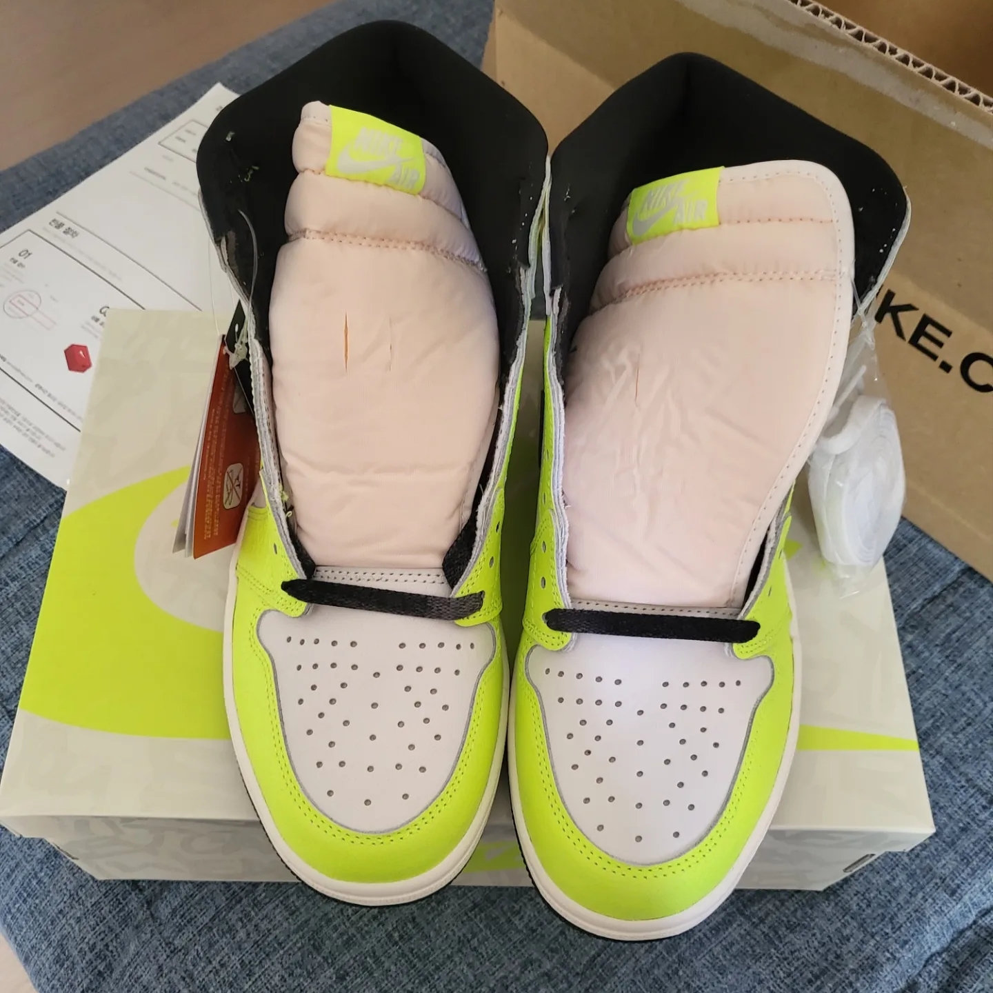 Jordan 1 Retro High OG Volt 착용 스타일 - 1