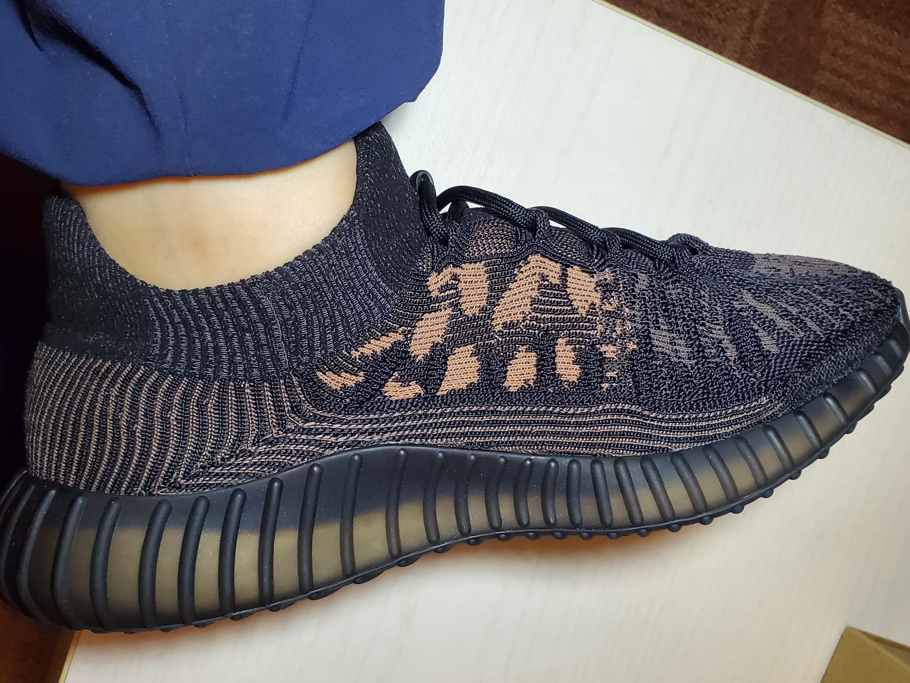 Adidas Yeezy 350 V2 CMPCT Slate Carbon 착용 스타일 - 2