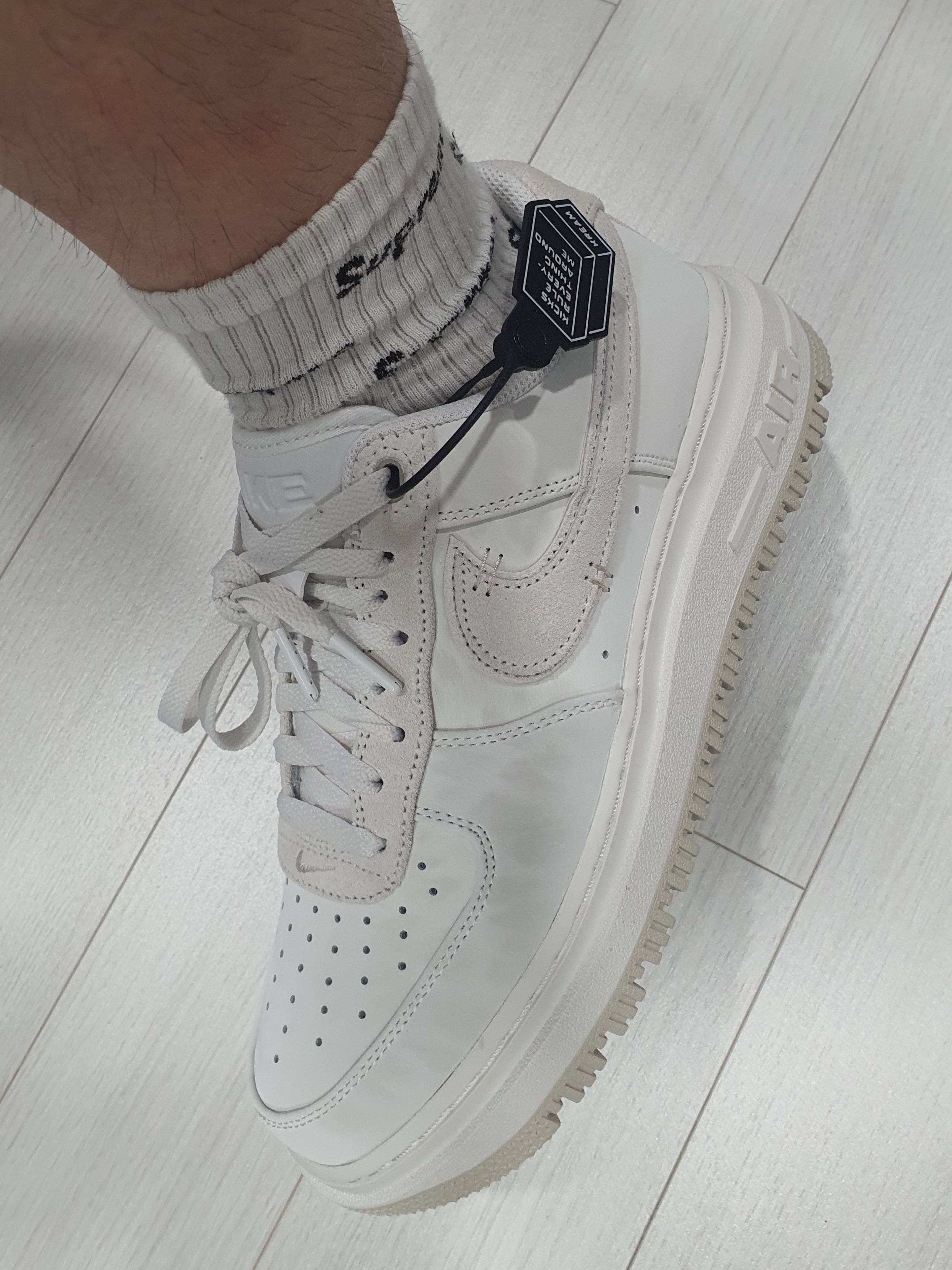 Nike Air Force 1 Luxe Summit White 착용 스타일 - 1