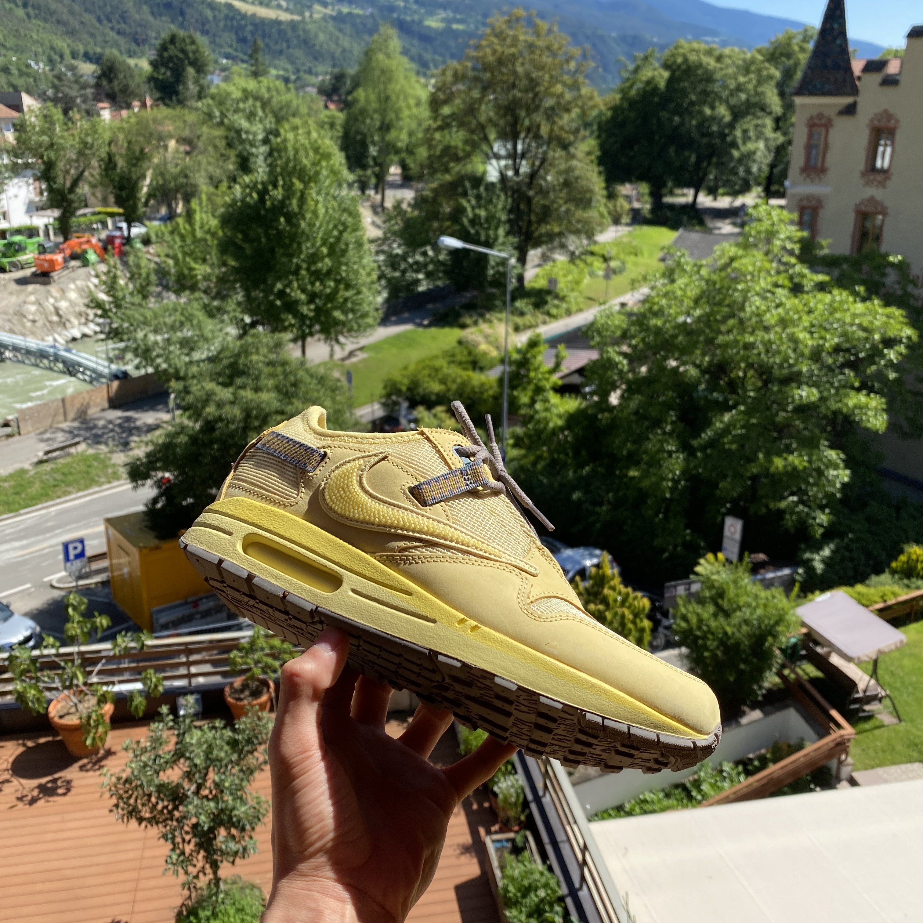 Nike x Travis Scott Air Max 1 Cact.us Gold, New Balance x JJJJound 990v3 Olive 착용 스타일 - 2