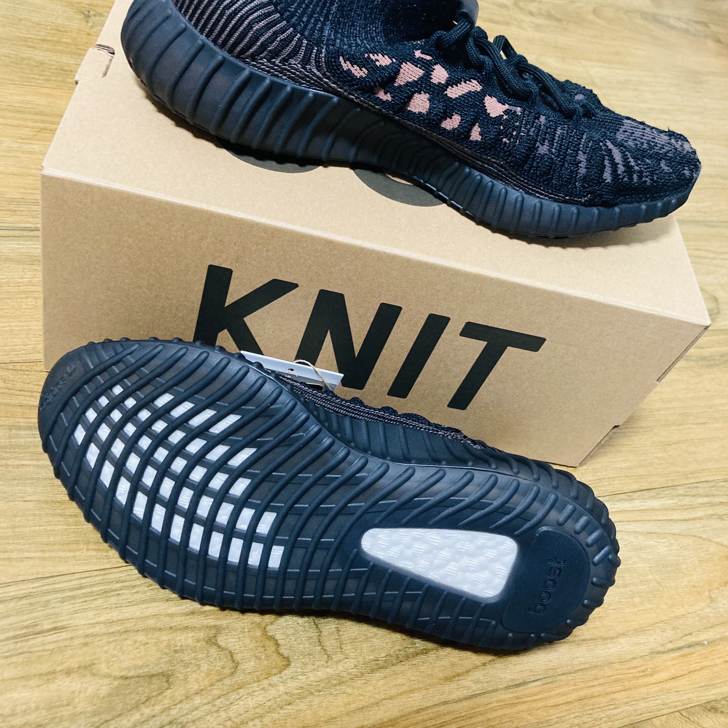 Adidas Yeezy 350 V2 CMPCT Slate Carbon 착용 스타일 - 3