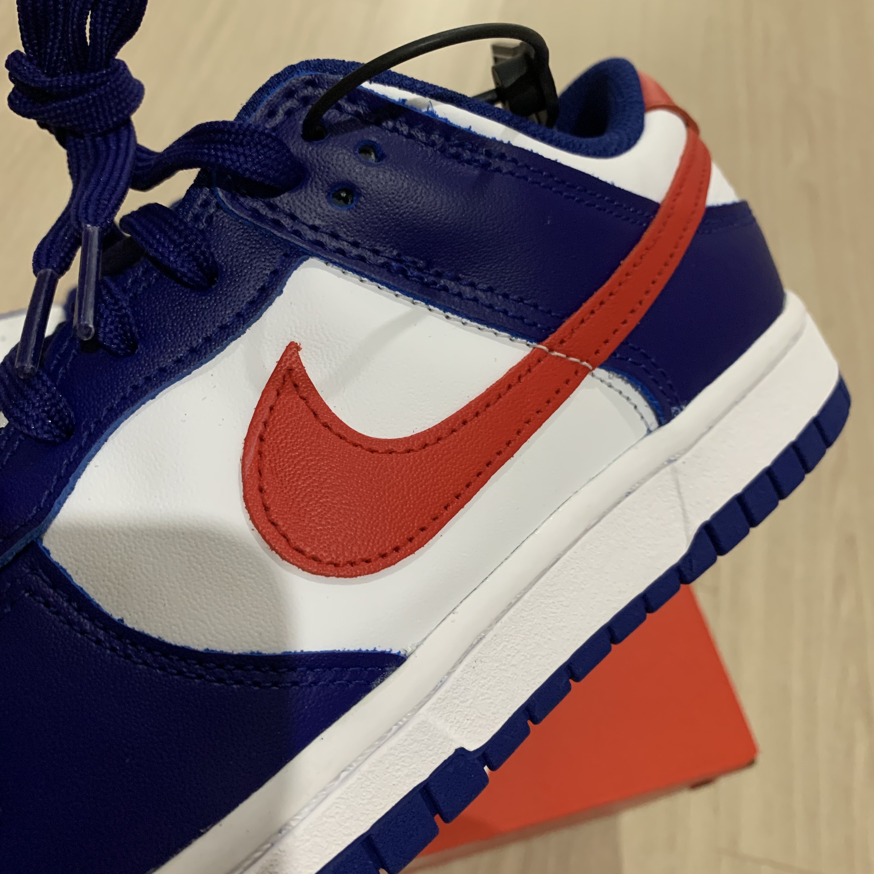 (W) Nike Dunk Low White and University Red 착용 스타일 - 2