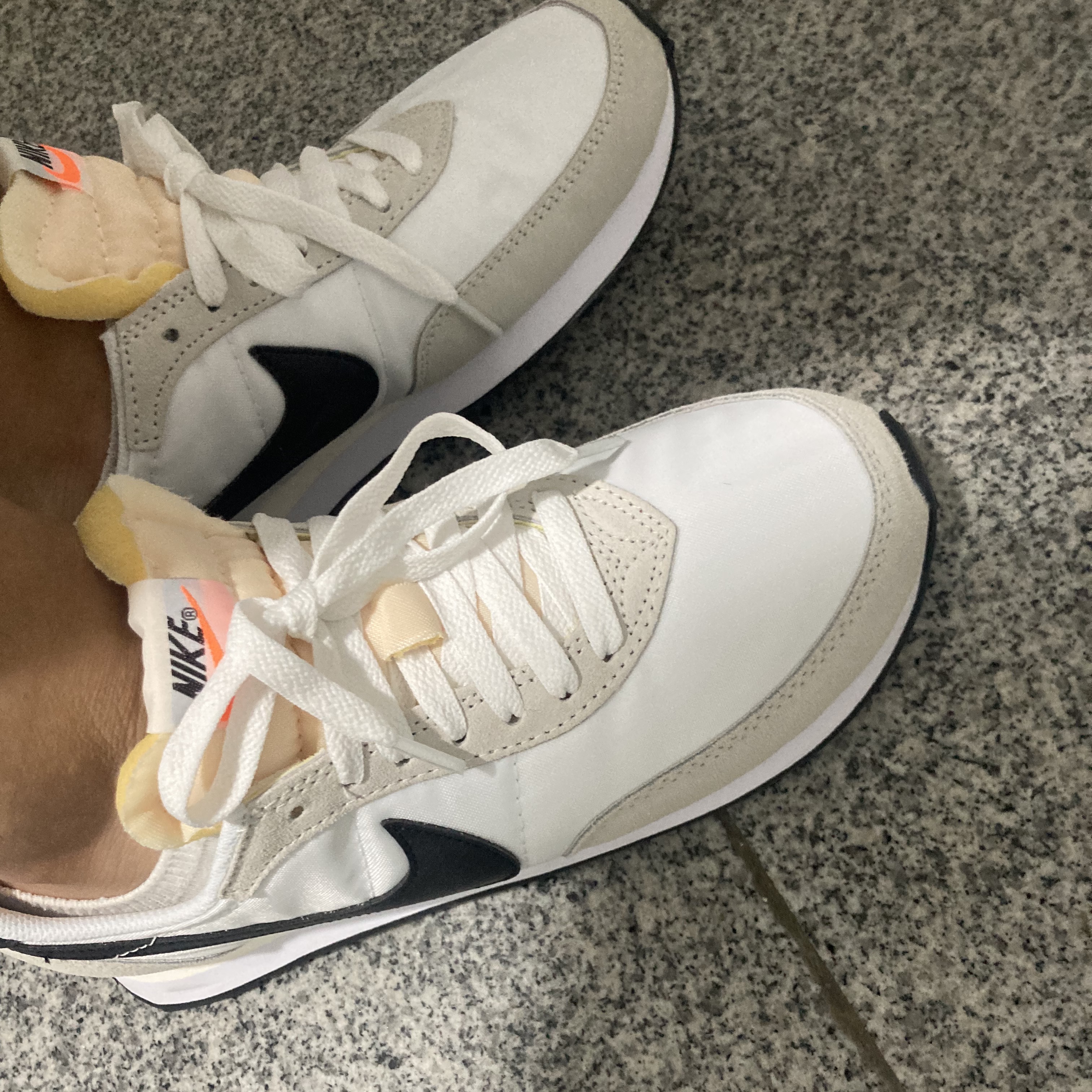 Nike Waffle Trainer 2 Black Sail 착용 스타일