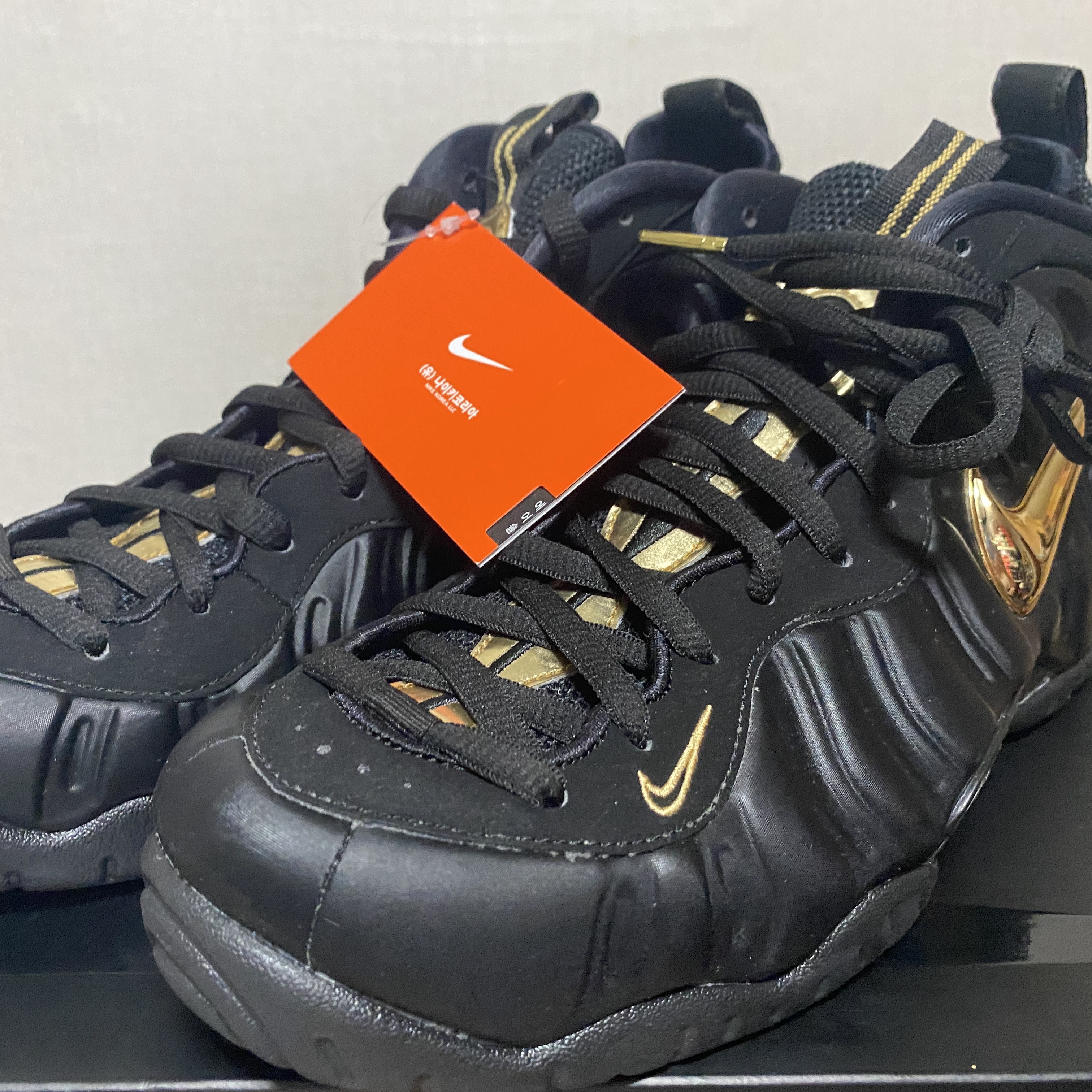 Nike Air Foamposite Pro Black Metallic Gold 착용 스타일