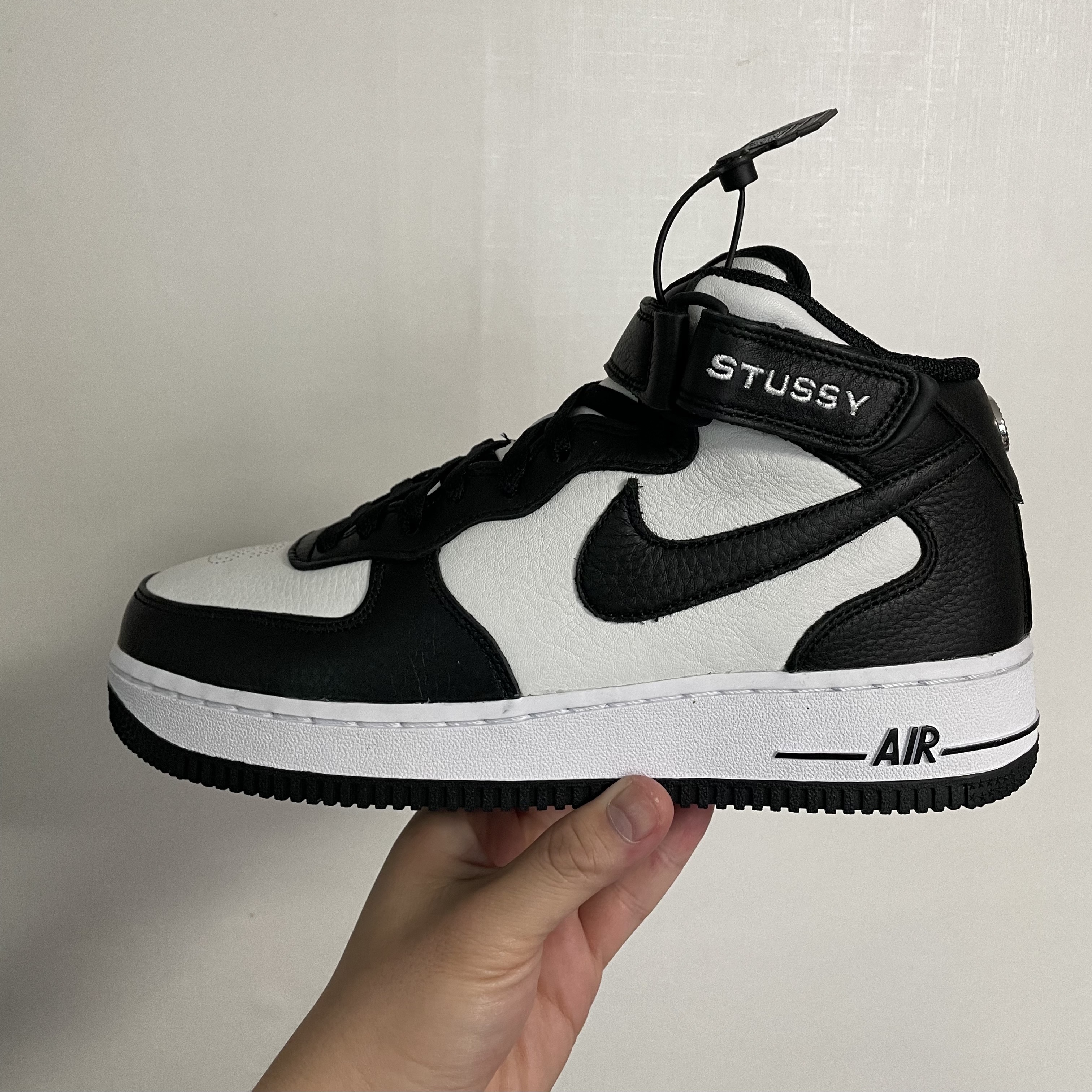 Nike x Stussy Air Force 1 '07 Mid SP Black and Light Bone 착용 스타일