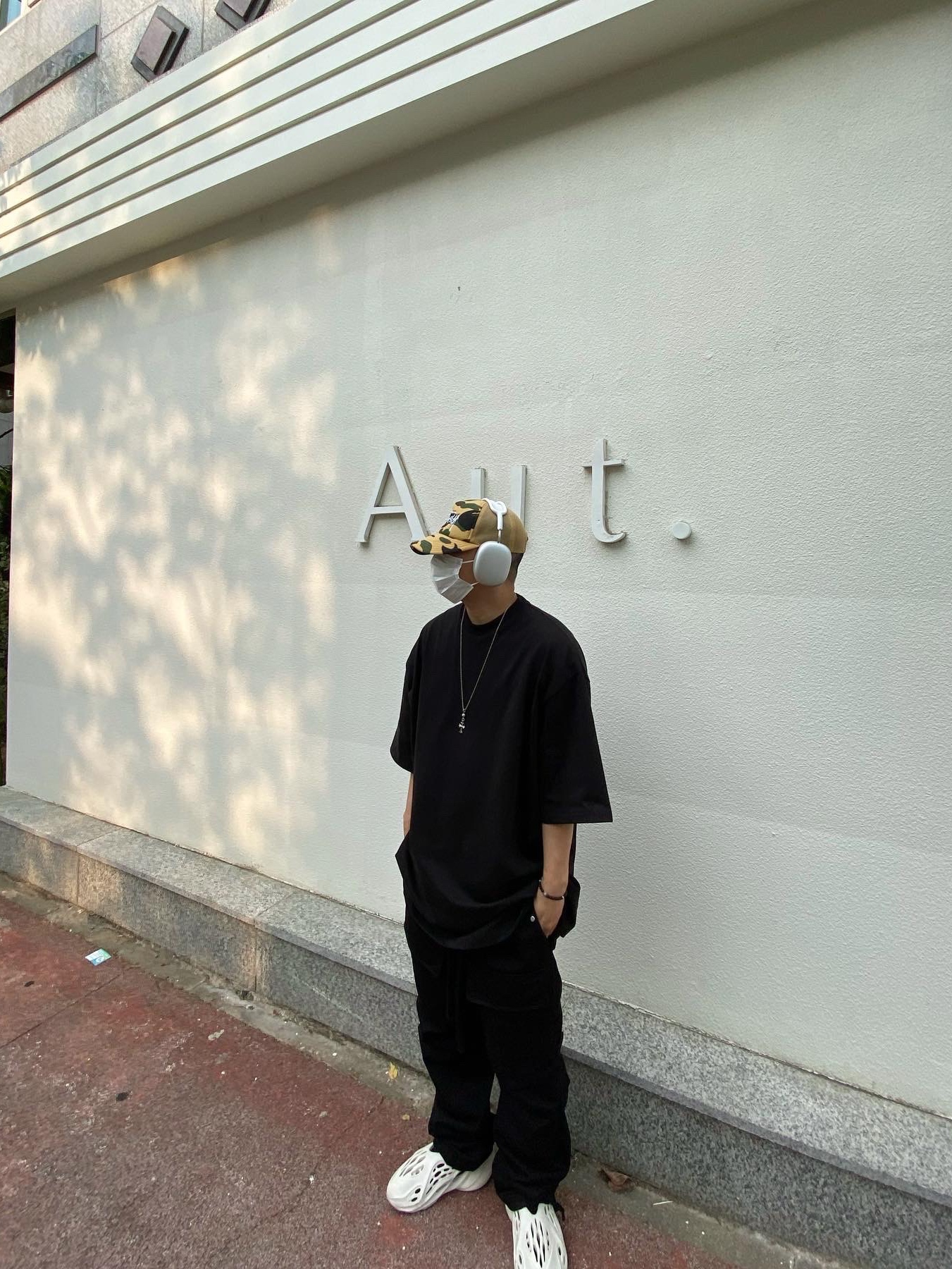 Adidas Yeezy Foam RNNR Ararat, Stussy x BAPE Trucker Cap Yellow 착용 스타일 - 2