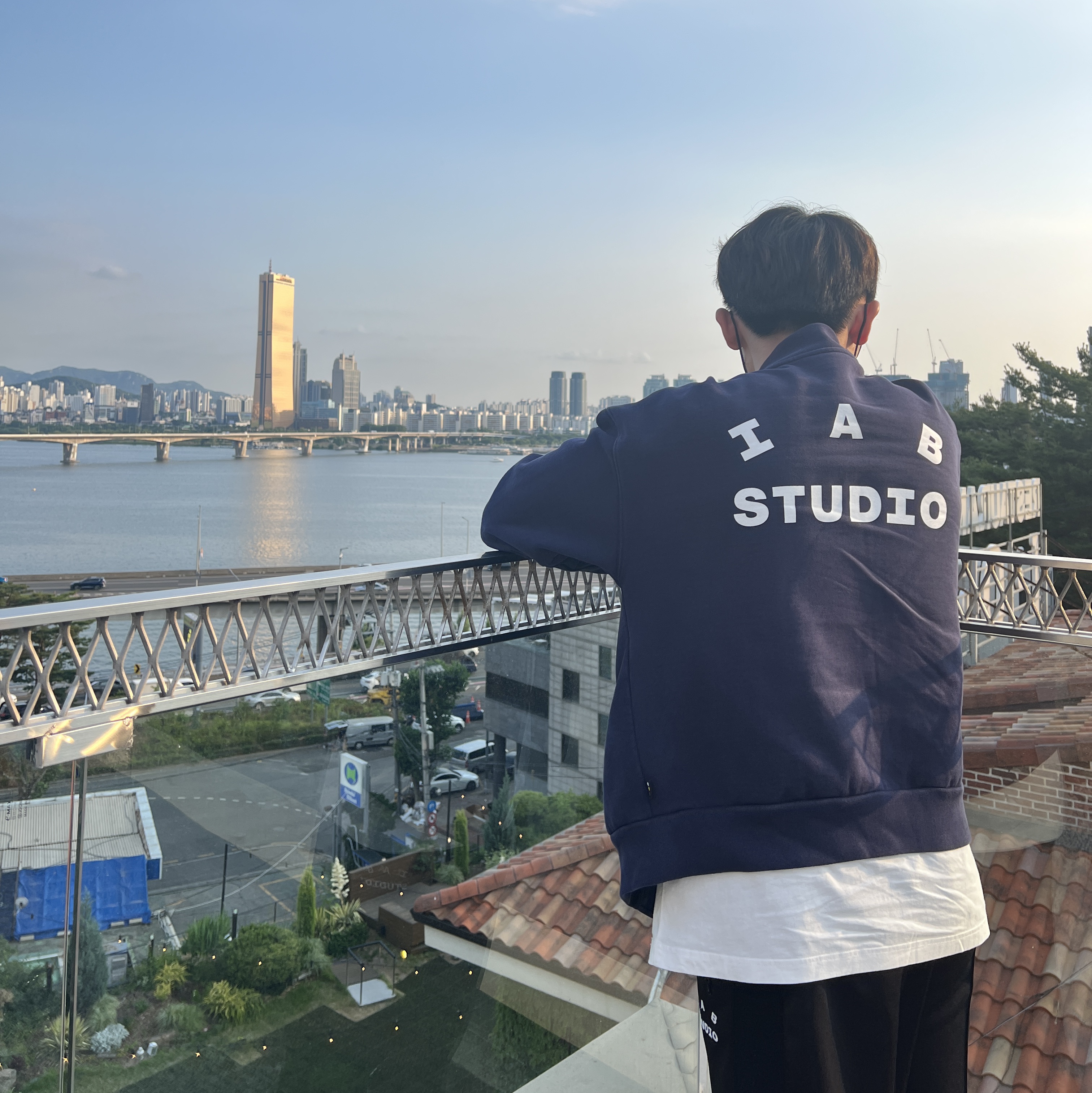IAB Studio Cotton Stadium Jacket Navy - 21SS, IAB Studio Track Pants Black 착용 스타일